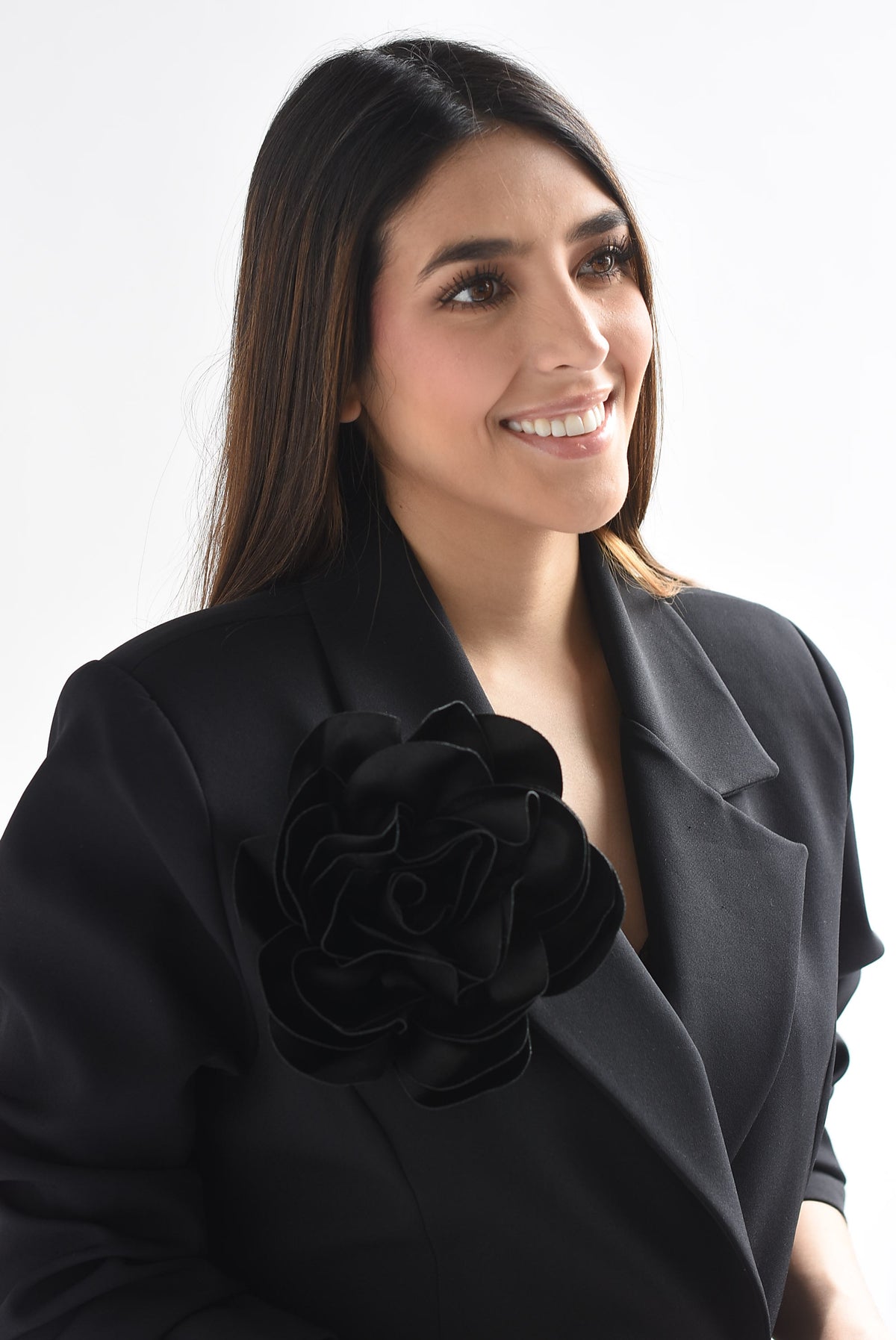 Broche flor satín