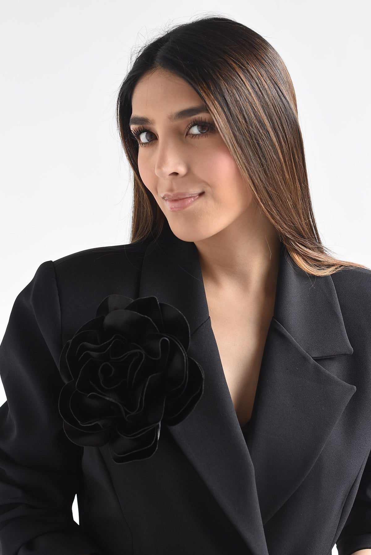 Broche flor satín
