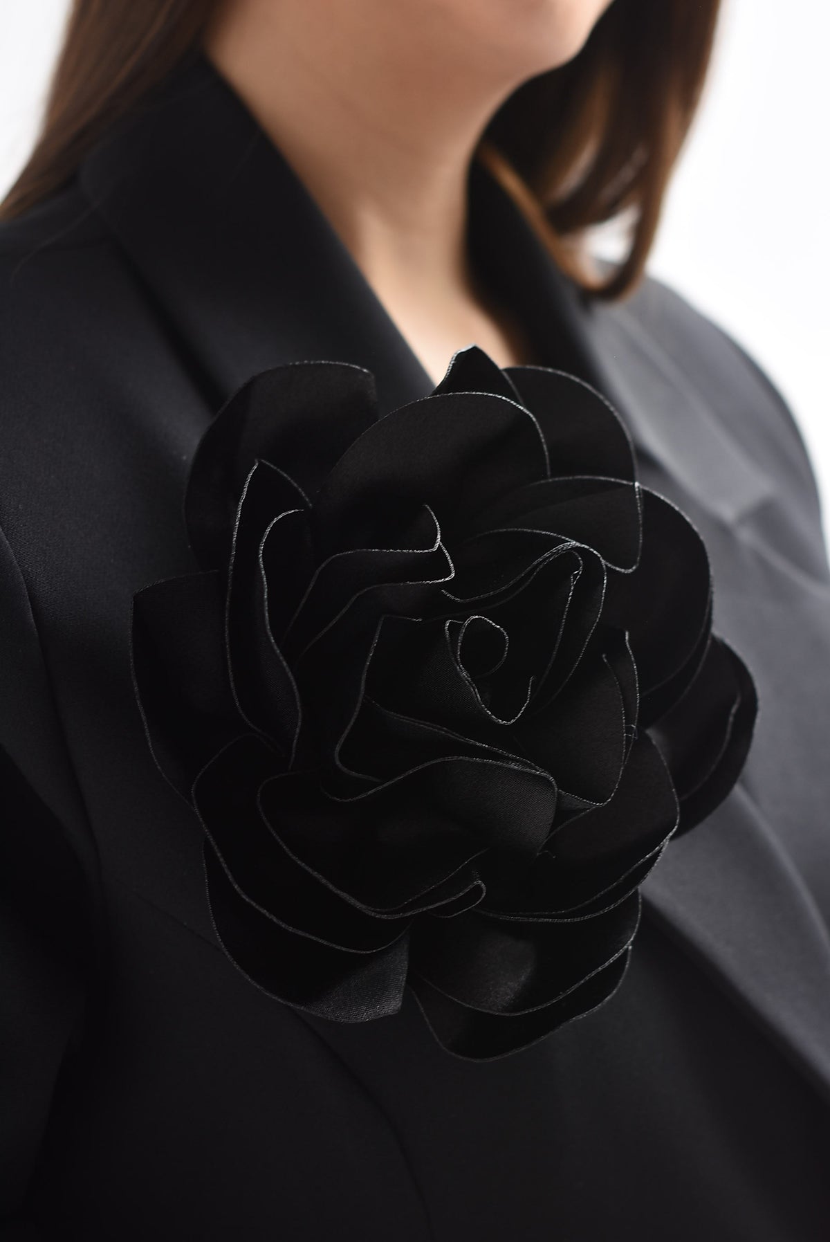 Broche flor satín