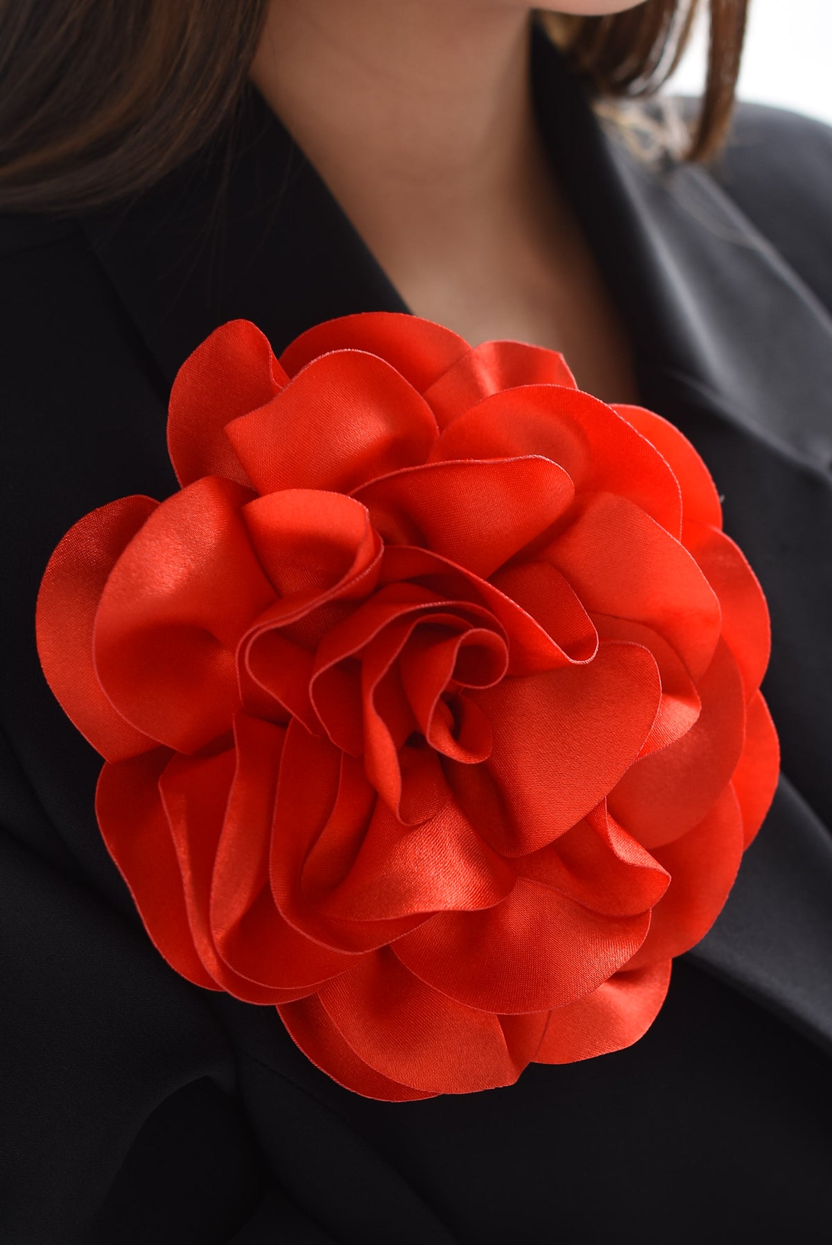 Broche flor satín