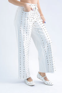 Fashion Styled Pantalón vinipiel estoperoles picos Blanco