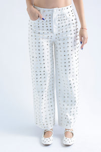 Fashion Styled Pantalón vinipiel estoperoles picos Blanco