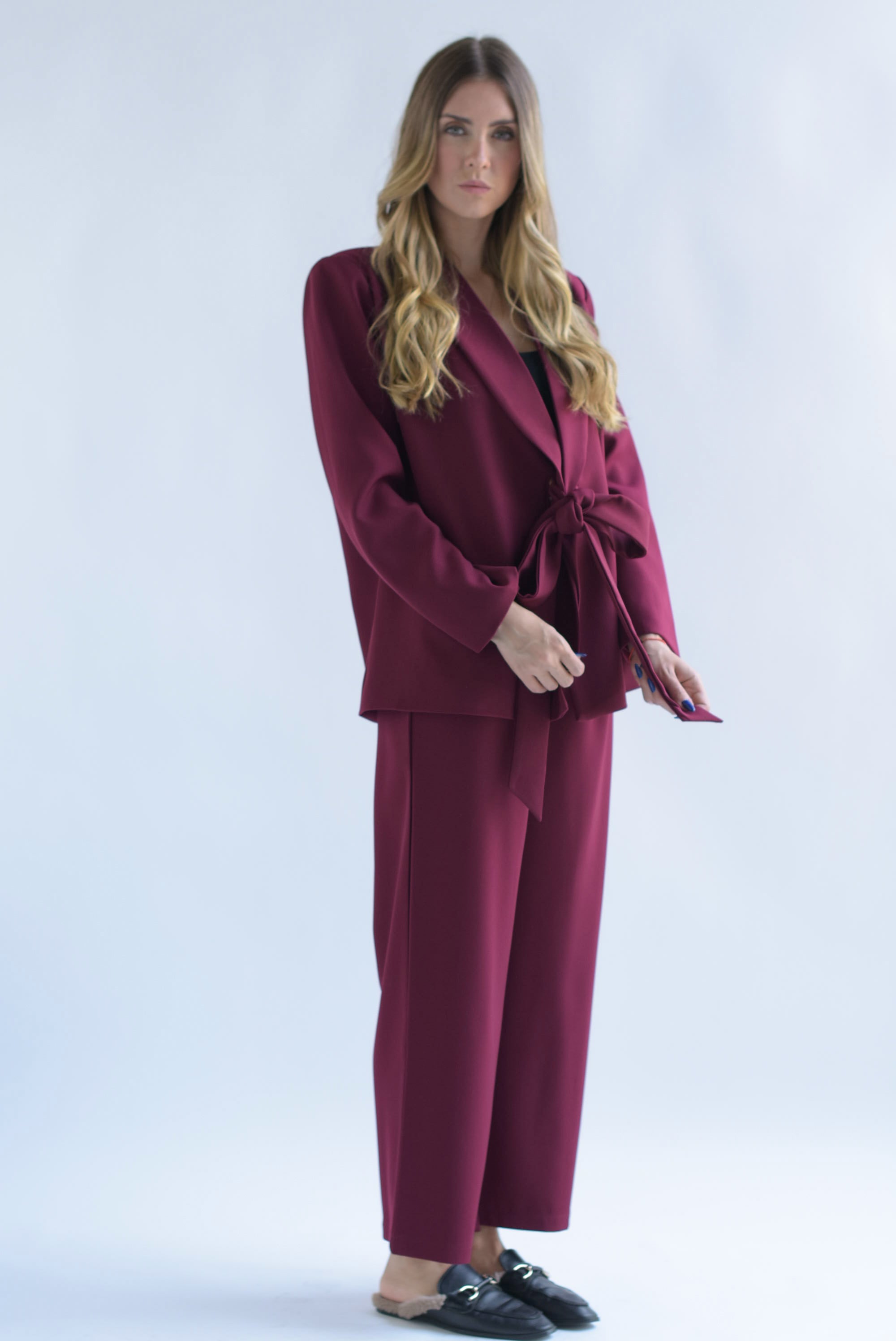 Set Pantalón cinta y Blazer moño solapa Vino