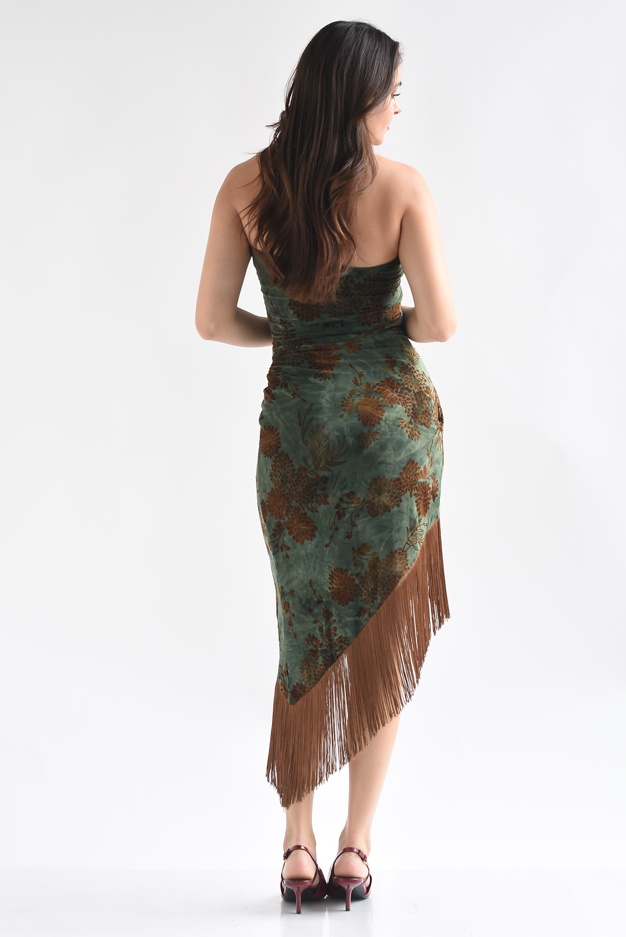 Vestido strapless asimétricos flecos flores tapiz