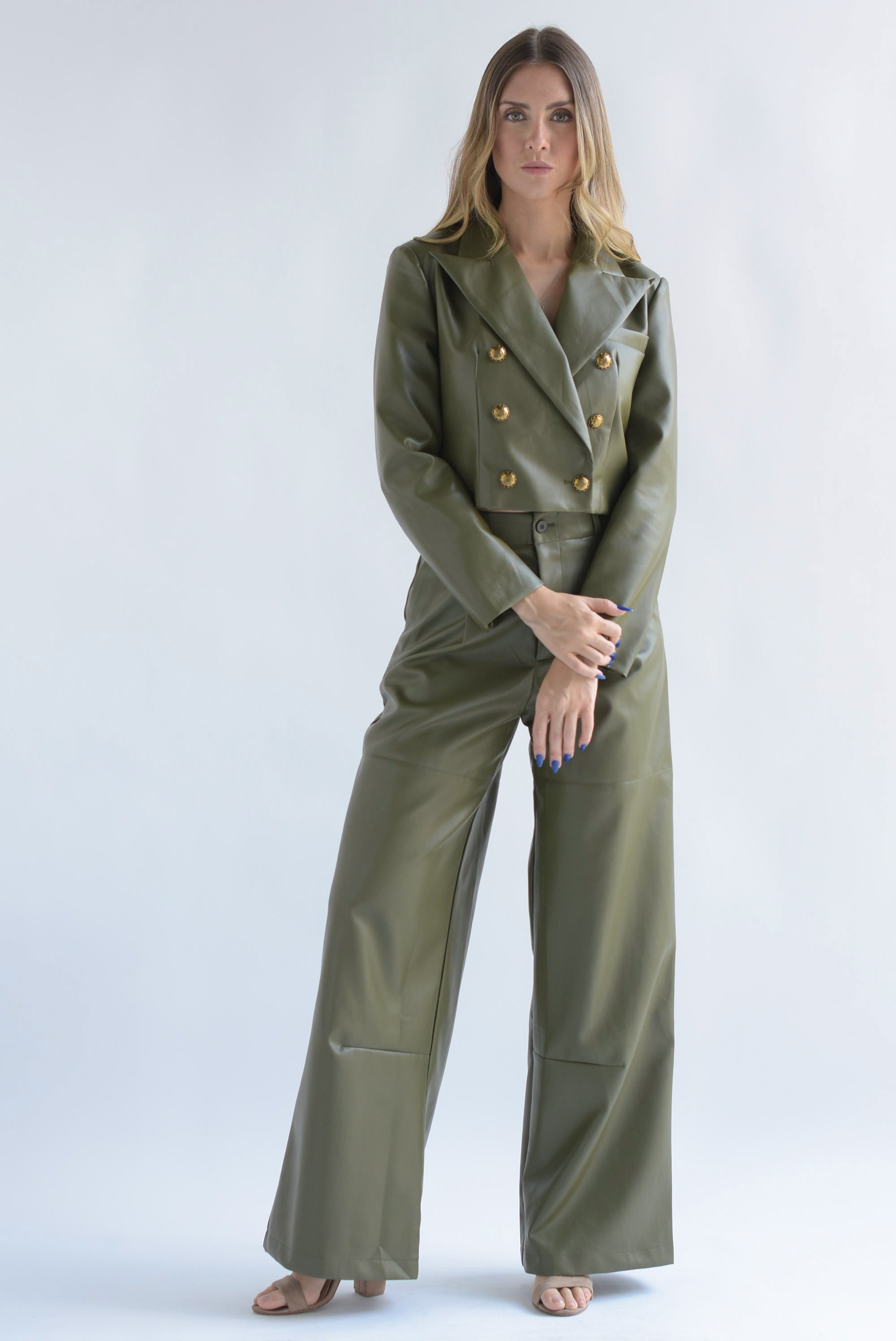 Set Pantalón wide y Blazer crop vinipiel Verde Olivo