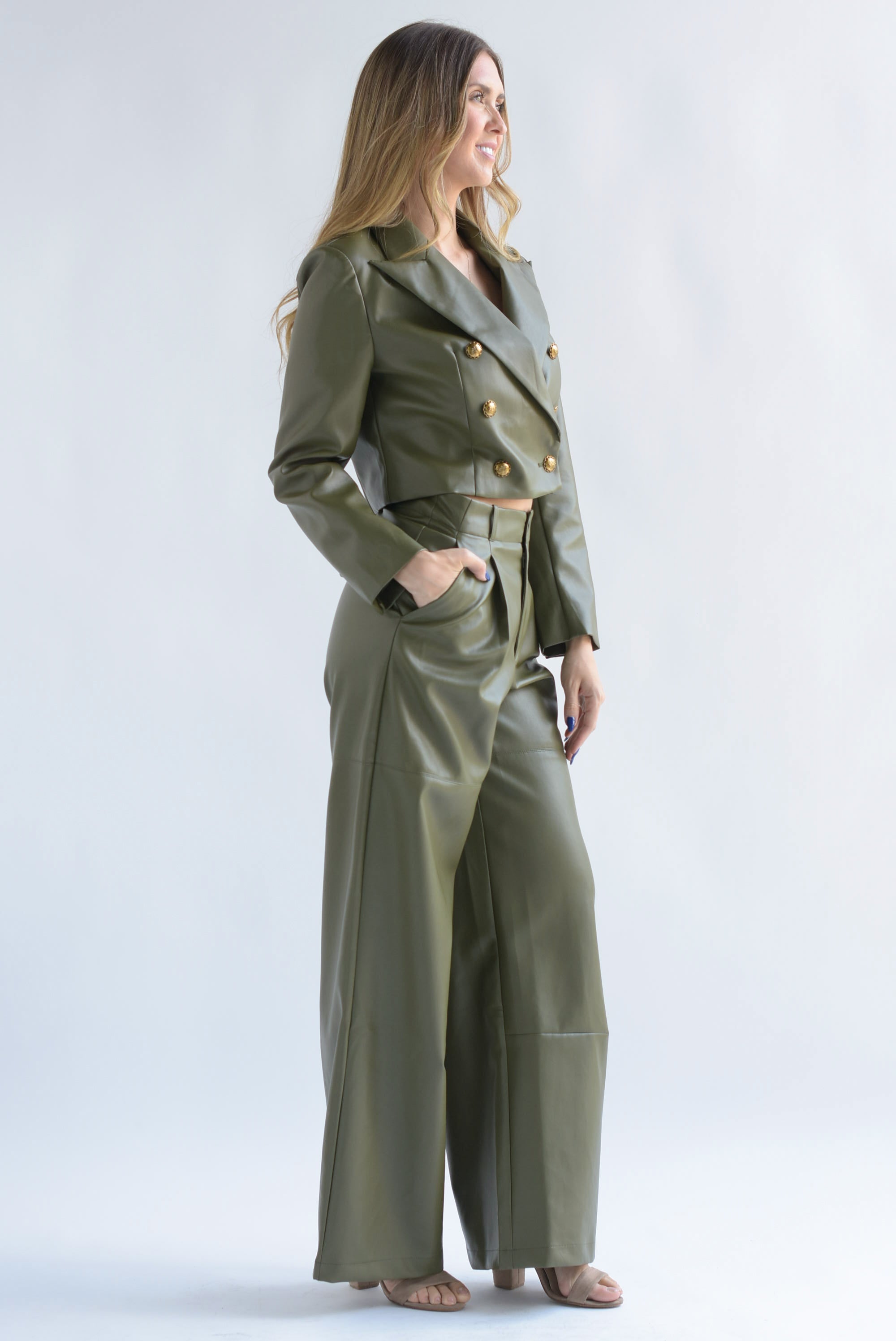 Set Pantalón wide y Blazer crop vinipiel Verde Olivo
