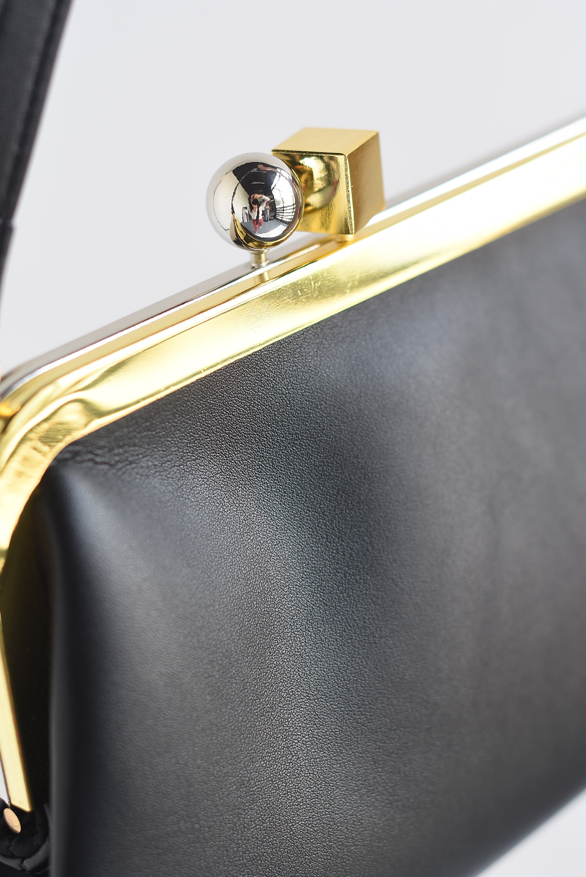Bolso clutch broche dorado y plata