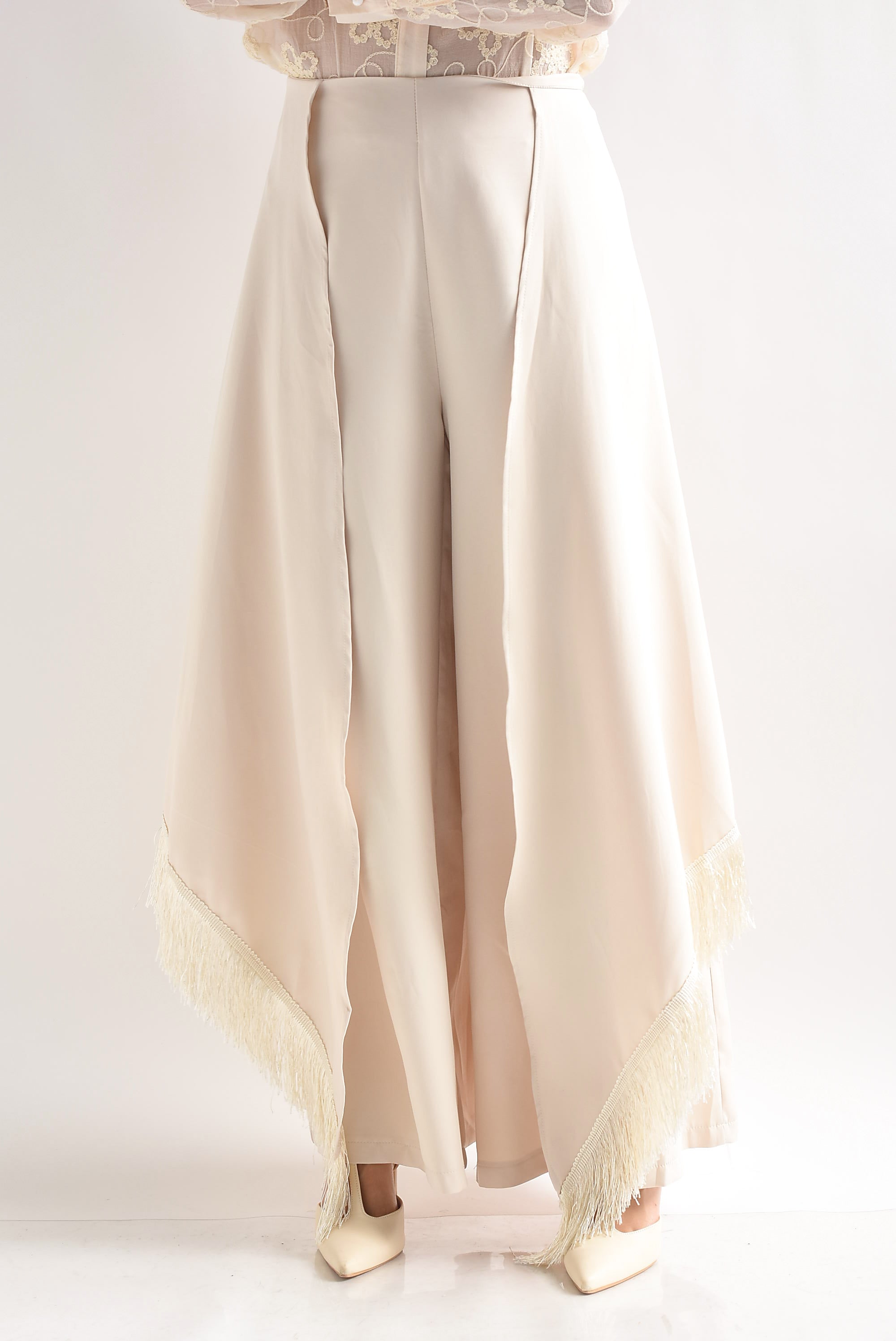Pantalón cauda flecos
