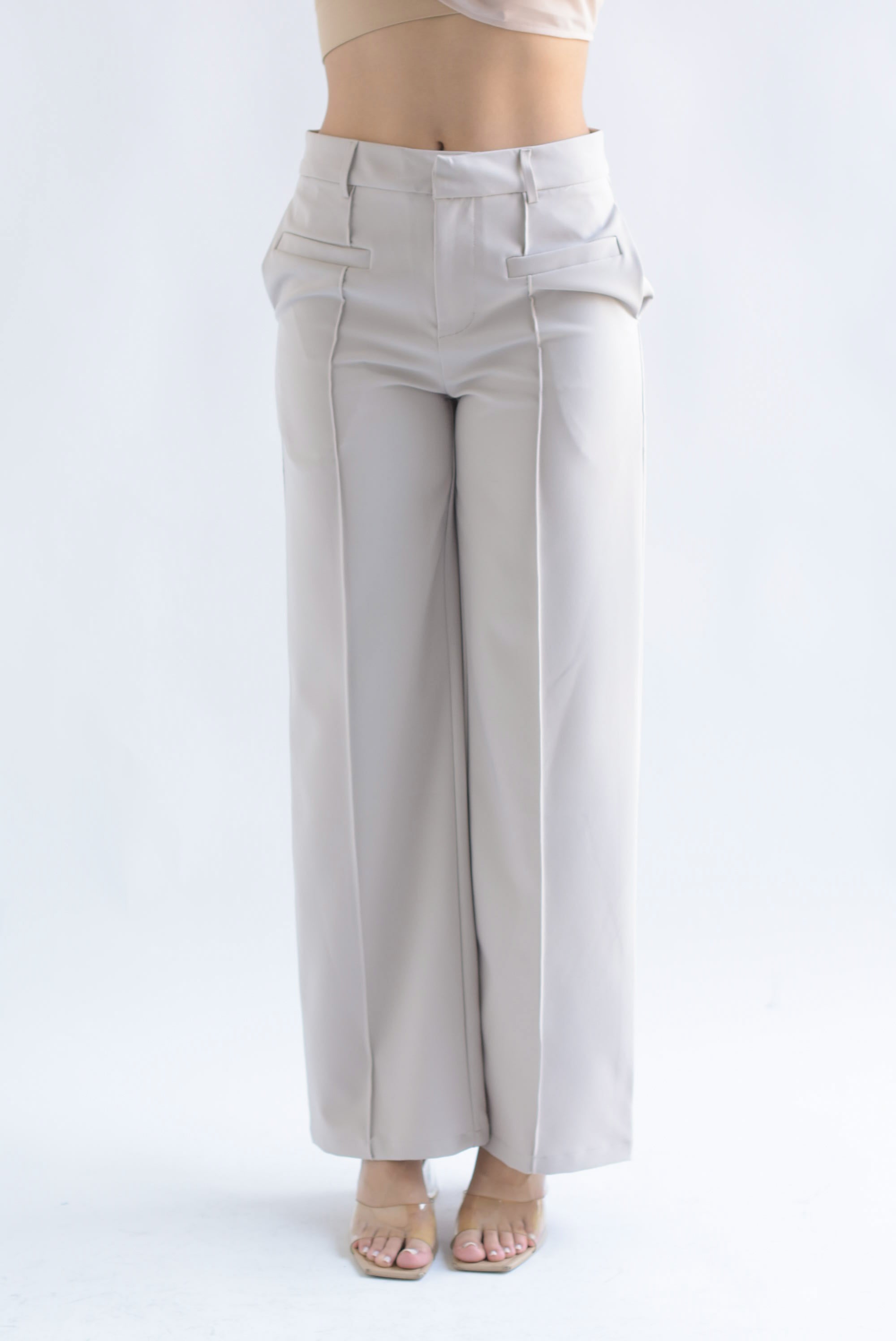 Pantalón de vestir costuras y bolsillos Beige