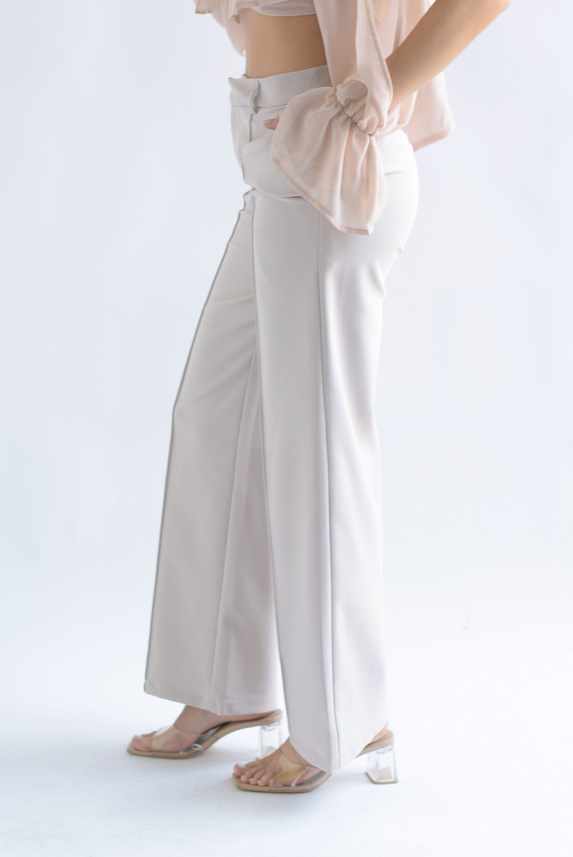 Pantalón de vestir costuras y bolsillos Beige