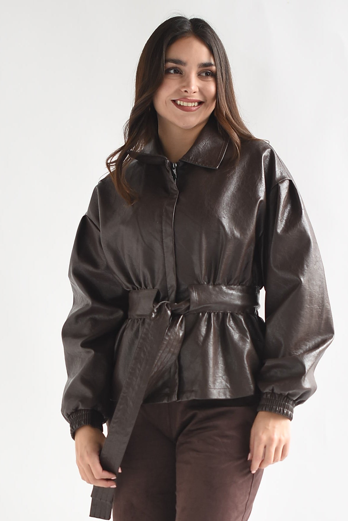 Chamarra vinipiel peplum cinta
