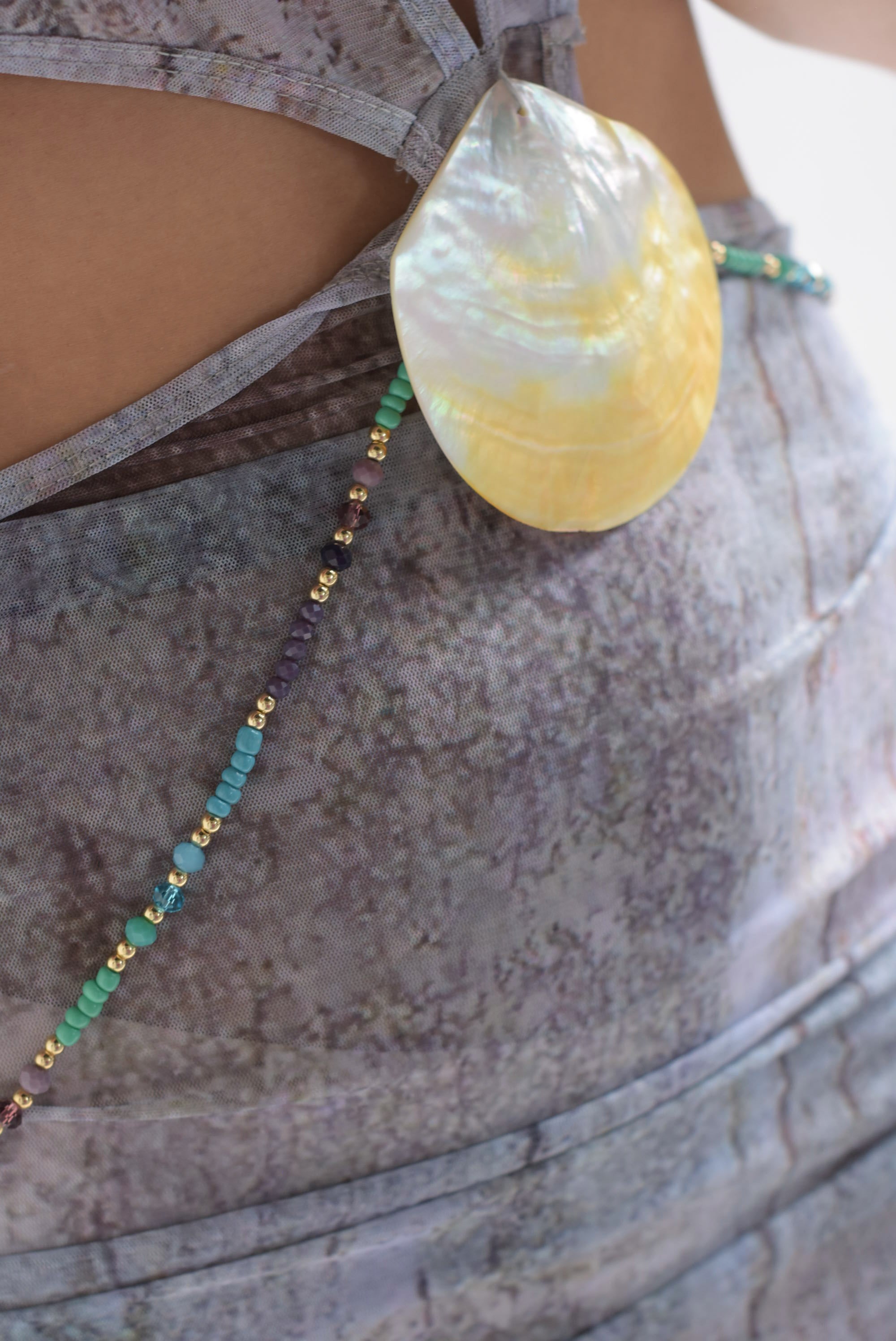 Vestido mesh cut-out concha