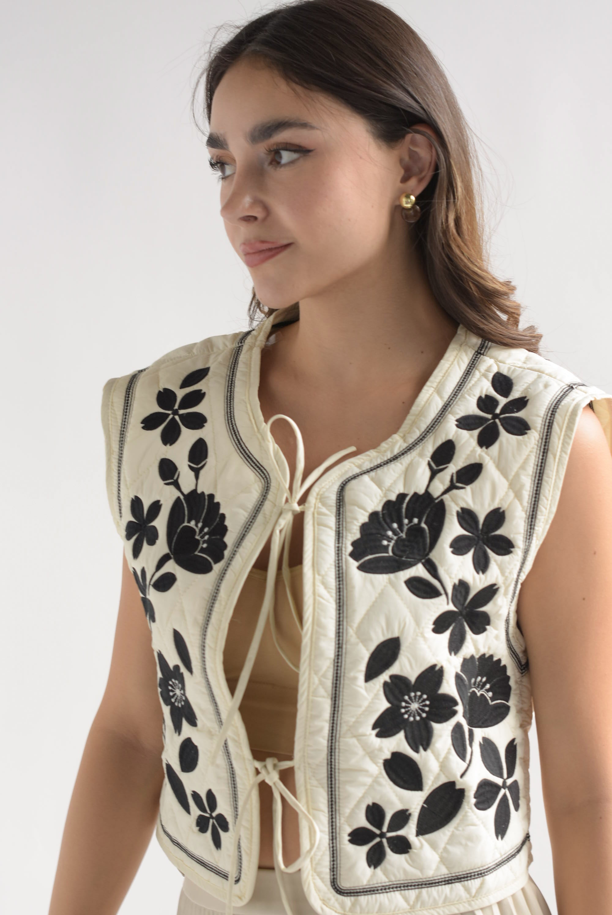 Chaleco acolchado bordado Ivory