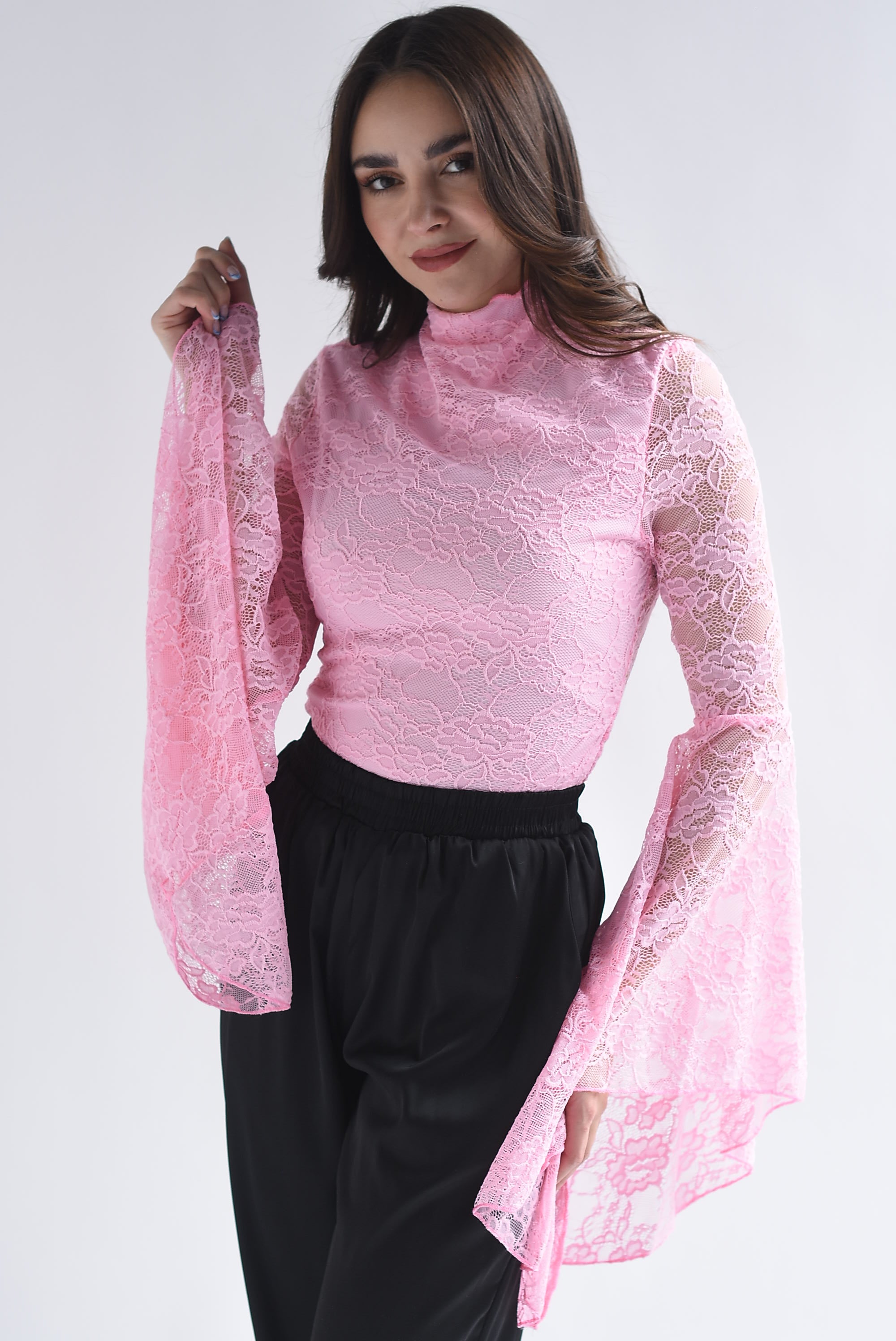 Blusa encaje manga trompeta asimétrica