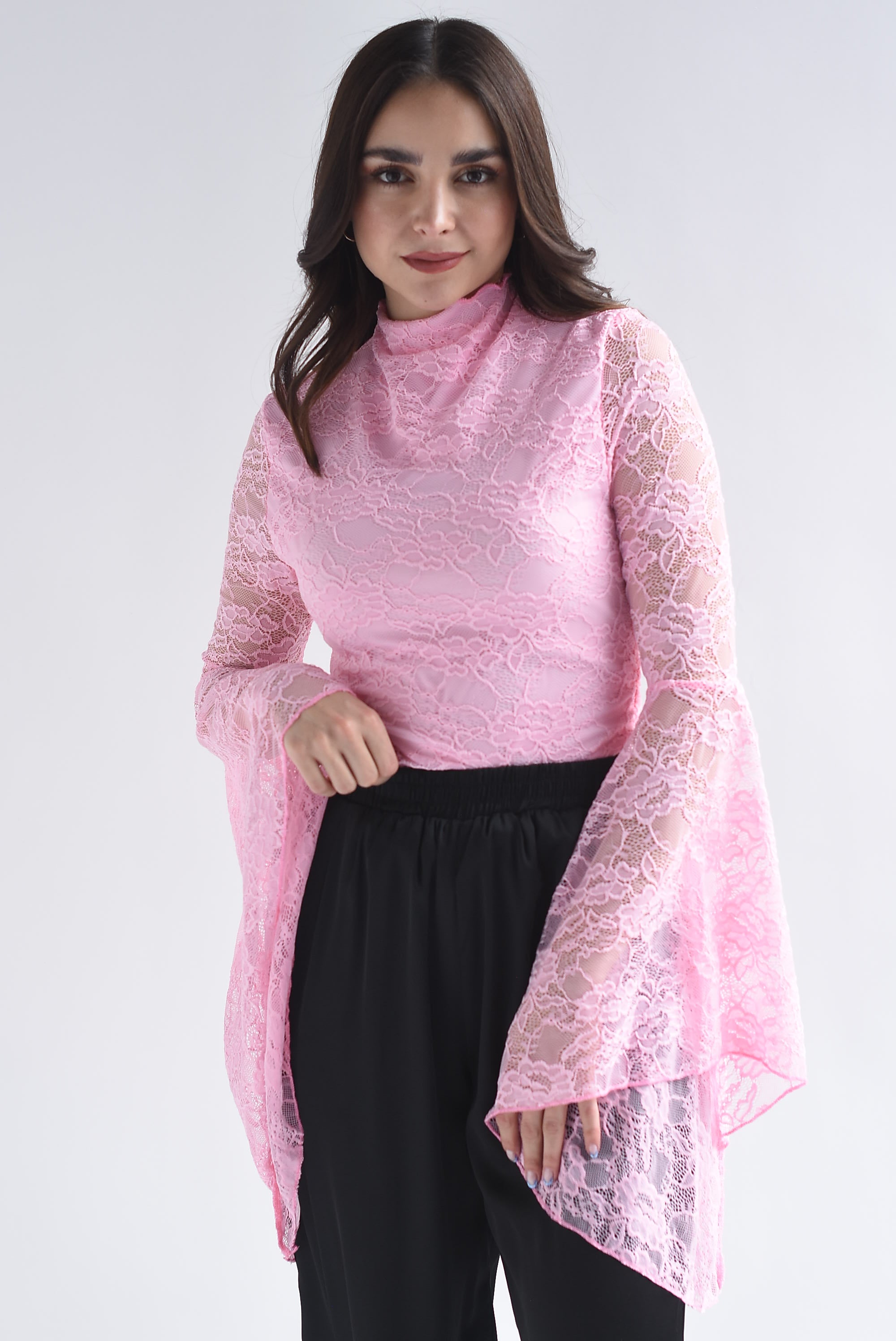 Blusa encaje manga trompeta asimétrica