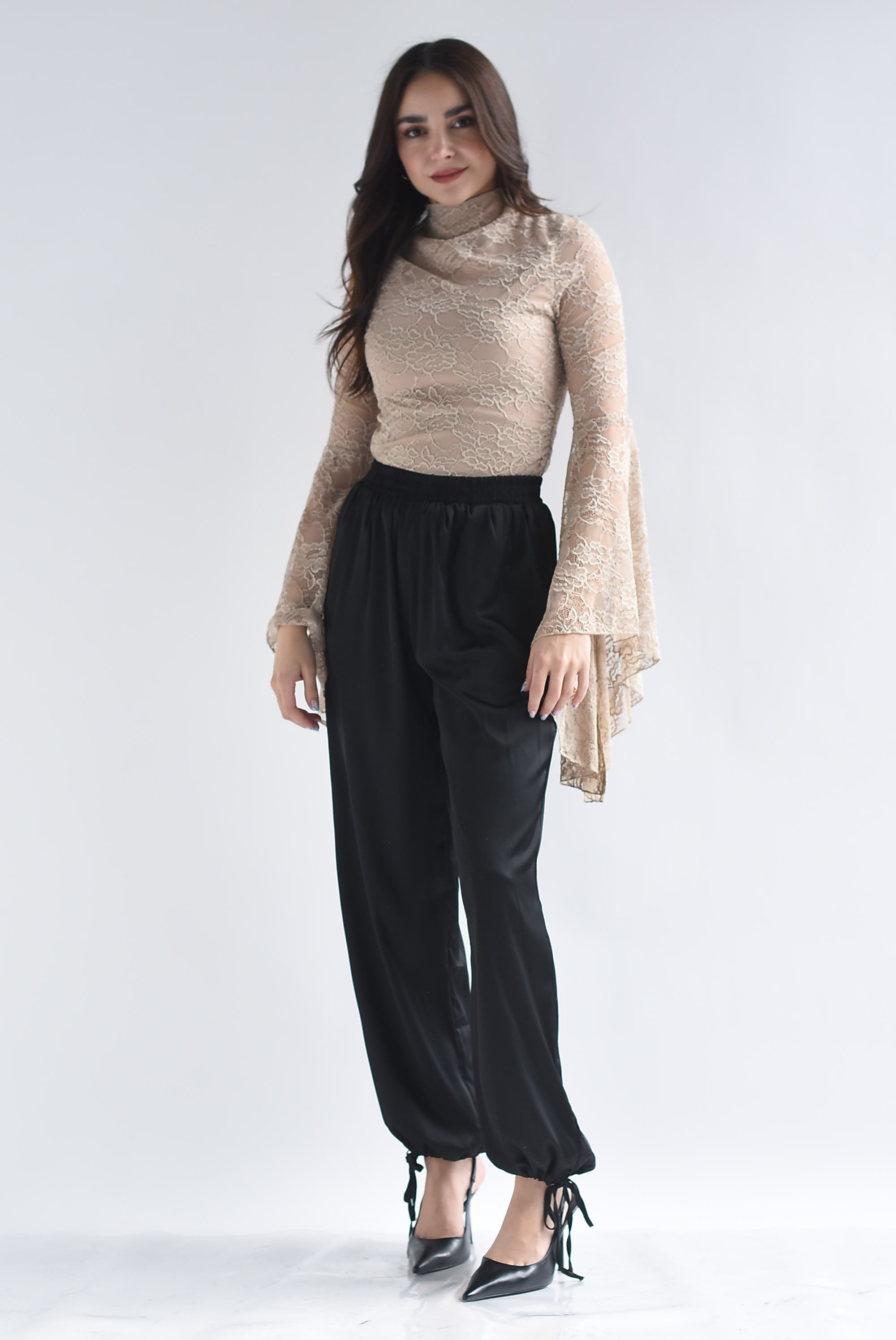 Blusa encaje manga trompeta asimétrica