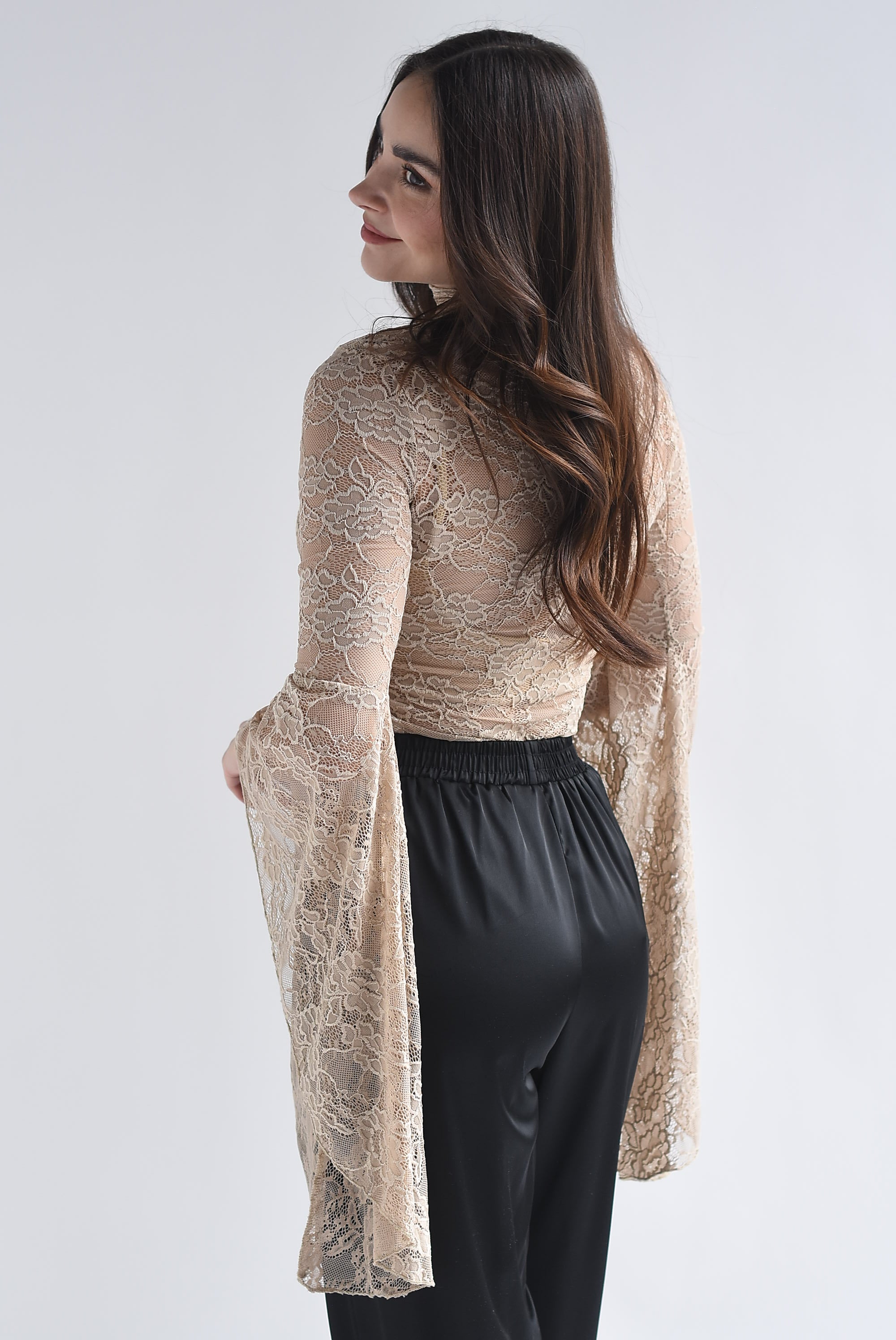 Blusa encaje manga trompeta asimétrica
