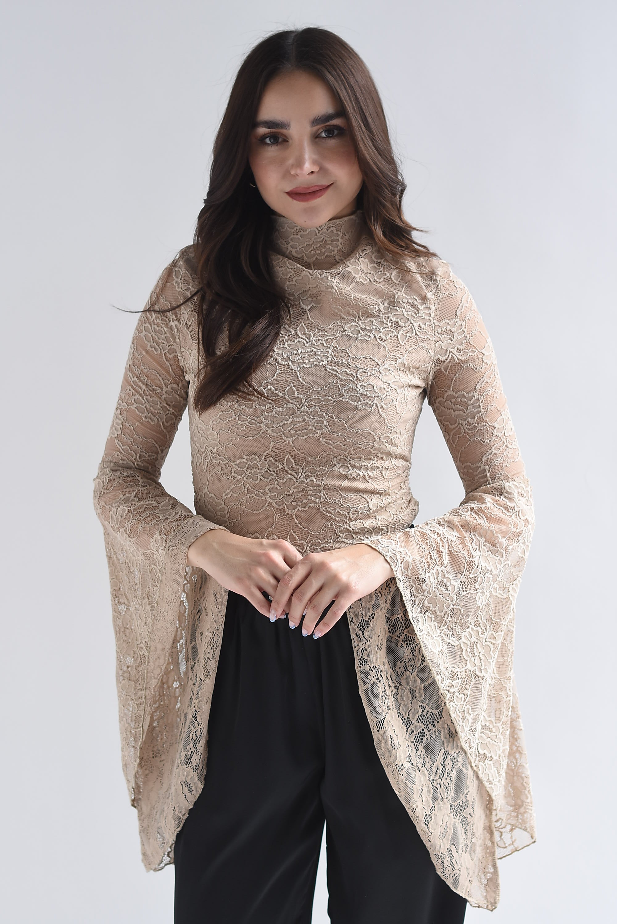 Blusa encaje manga trompeta asimétrica