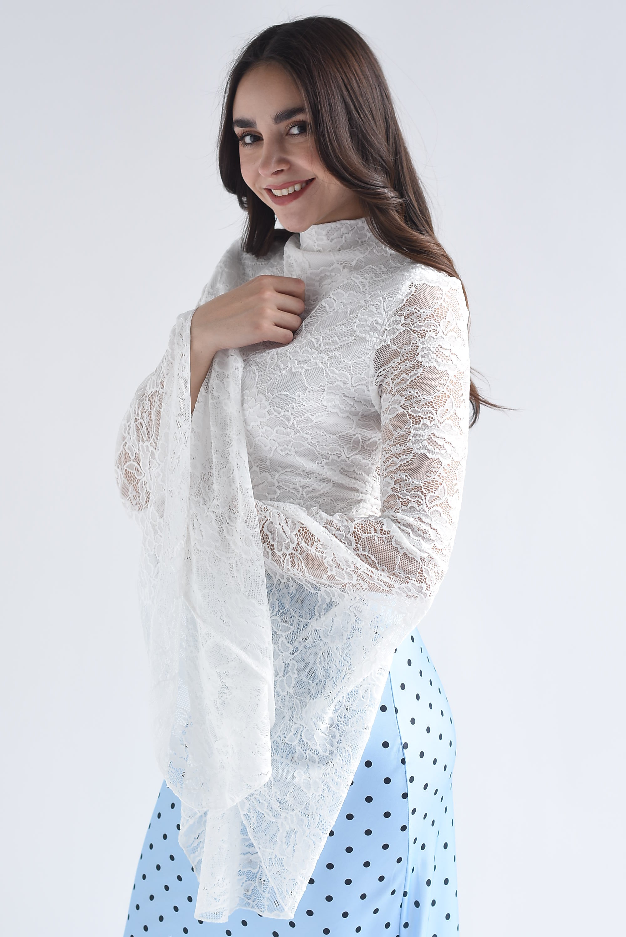 Blusa encaje manga trompeta asimétrica