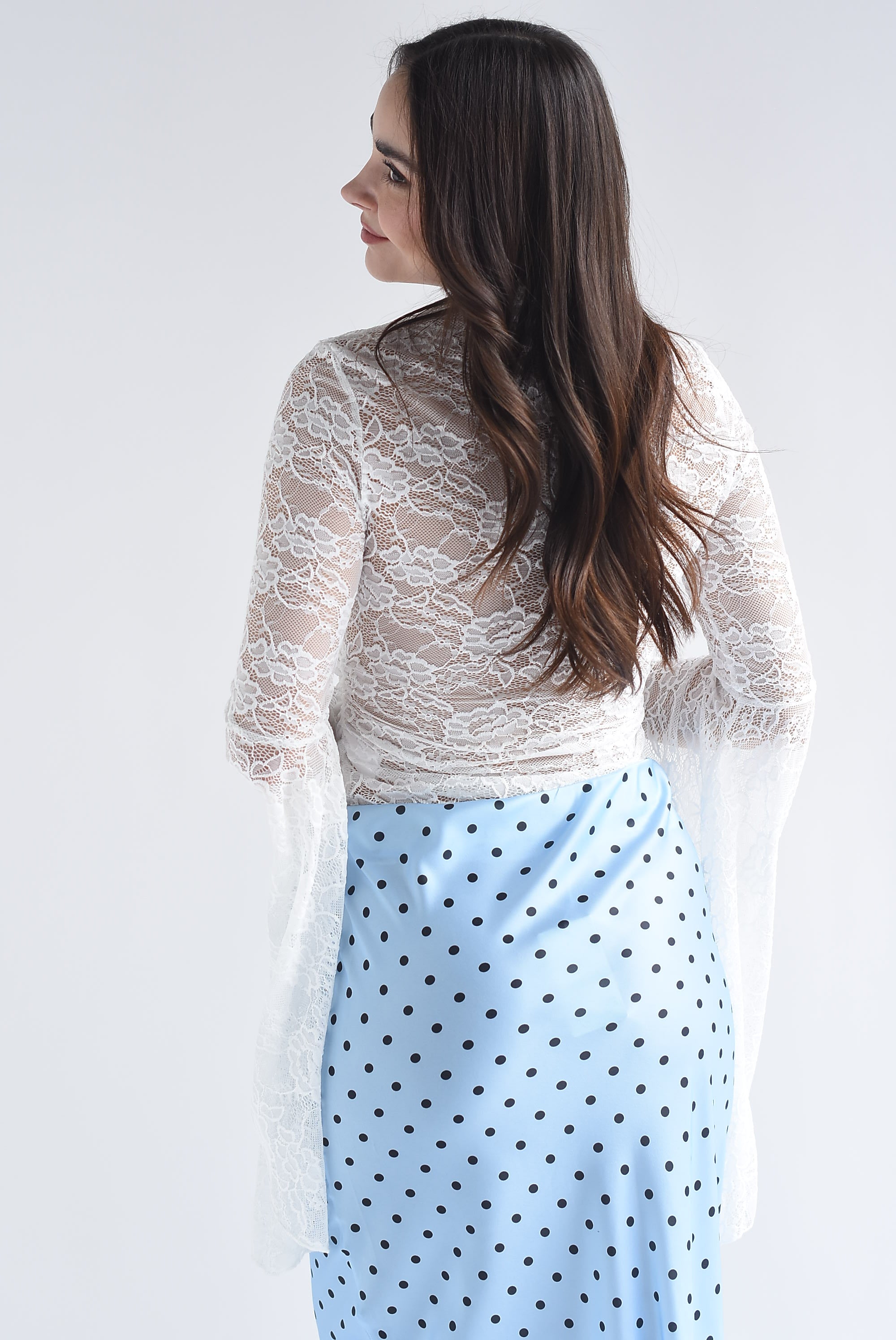 Blusa encaje manga trompeta asimétrica