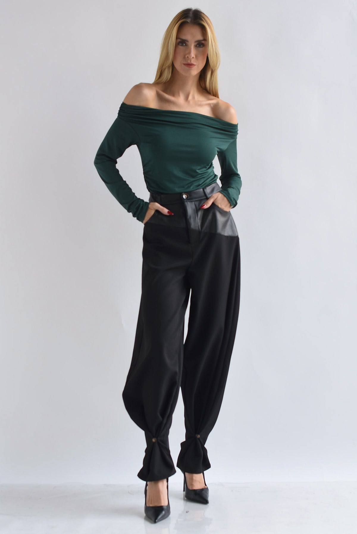 Pantalón barrel pretina vinipiel asimétrica