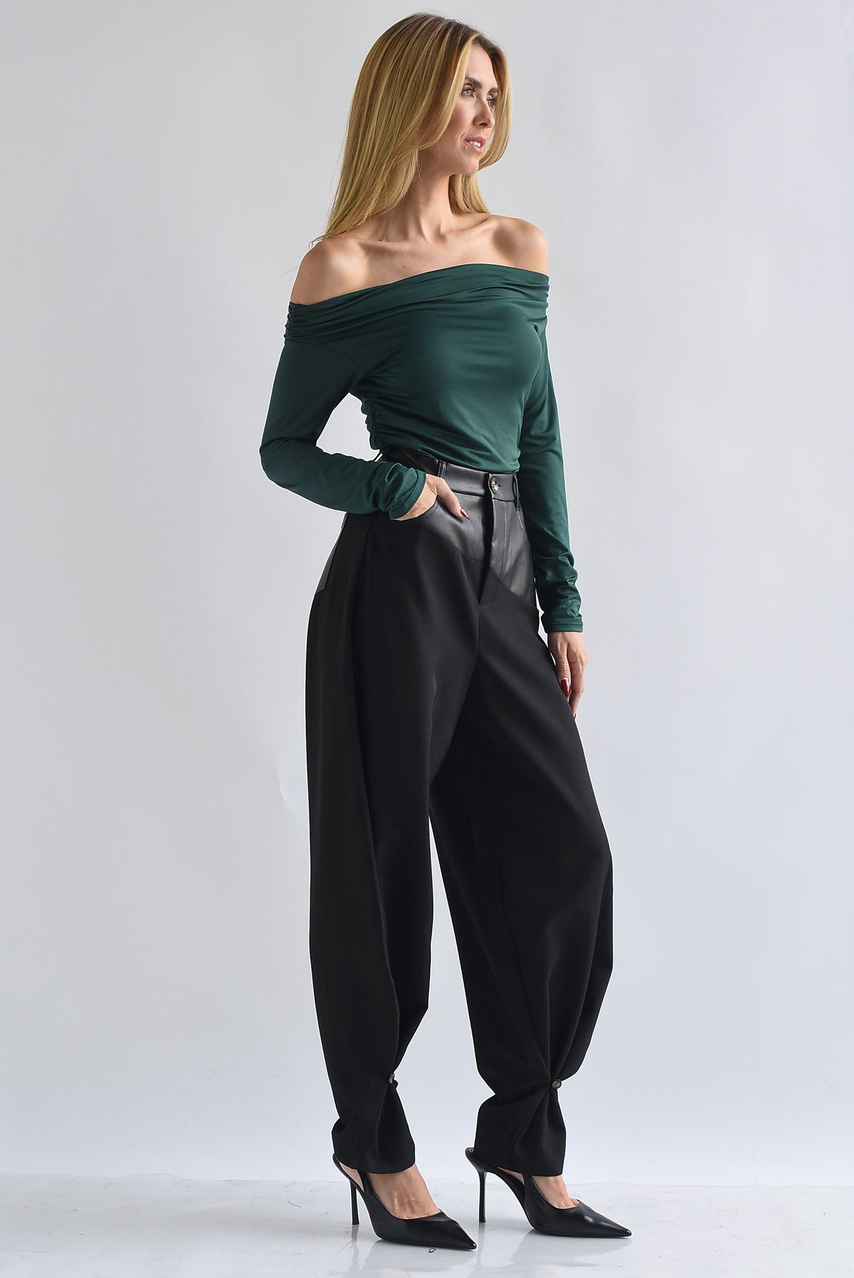Pantalón barrel pretina vinipiel asimétrica
