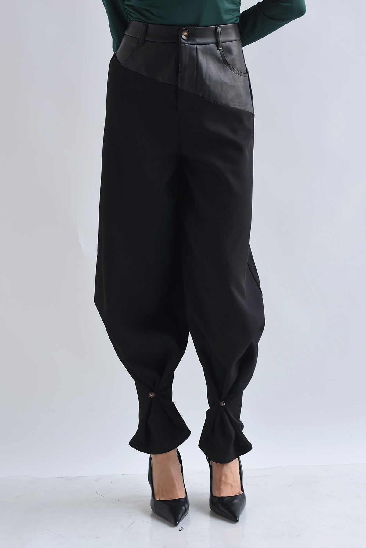 Pantalón barrel pretina vinipiel asimétrica