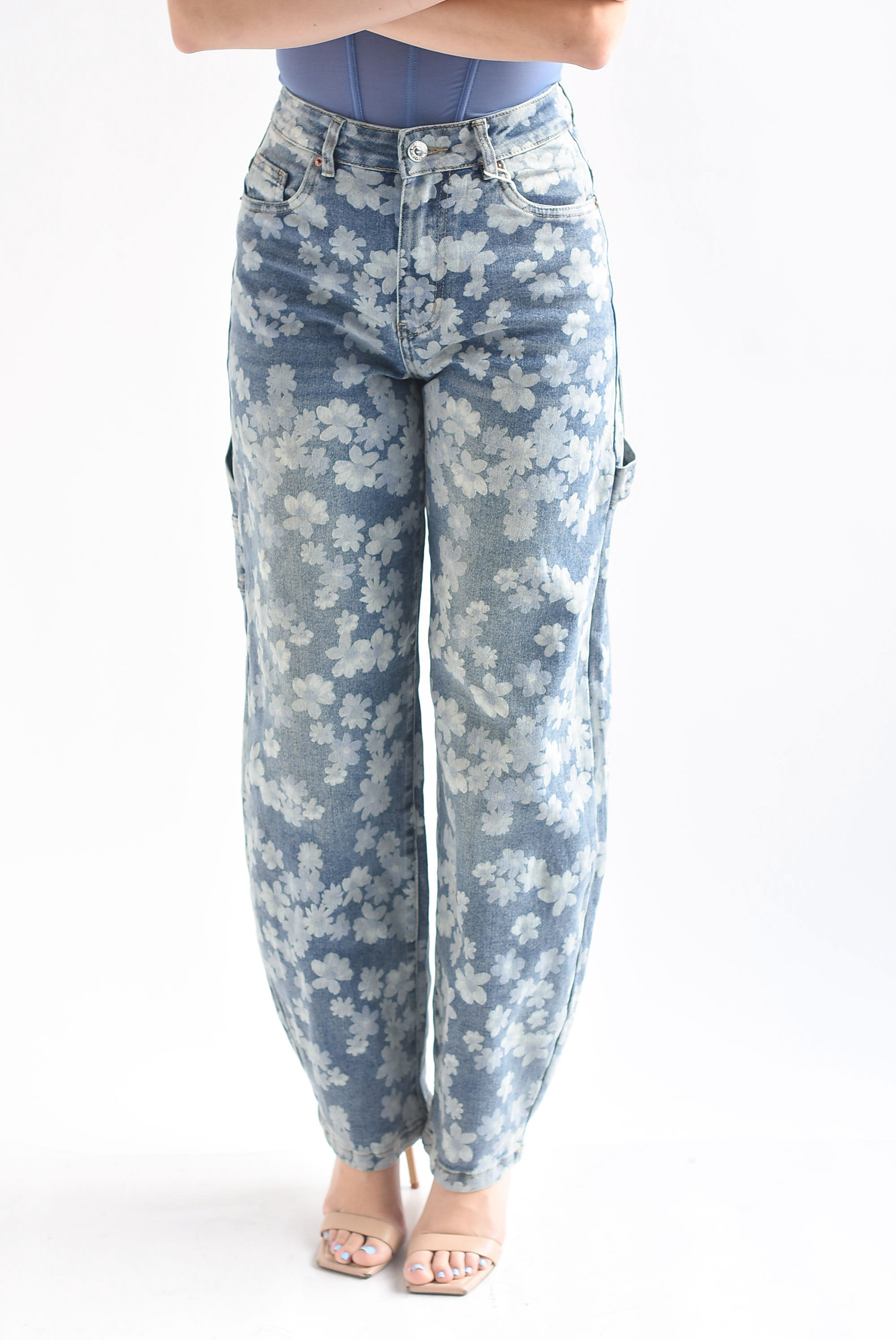 Jeans barrel flores blancas
