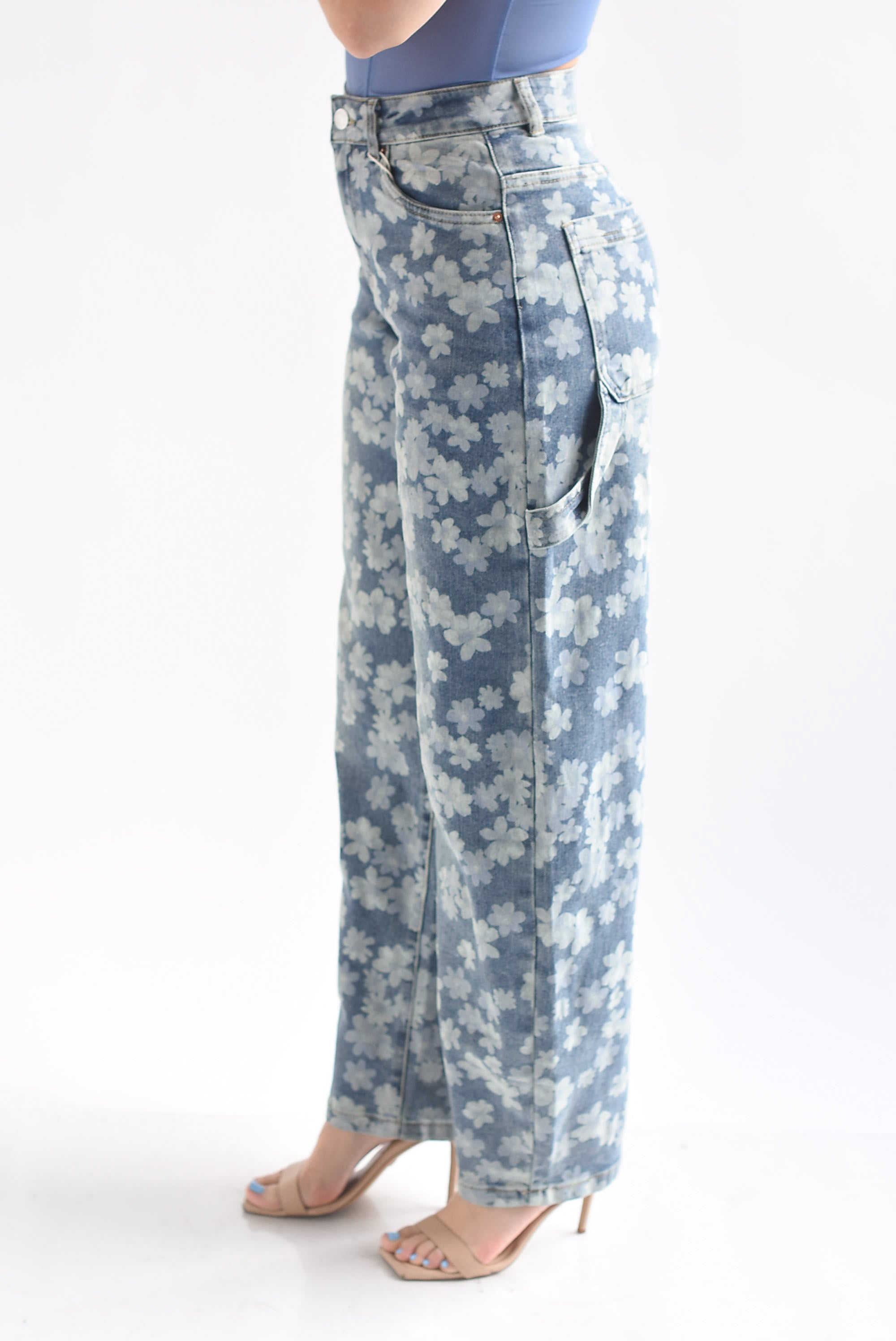 Jeans barrel flores blancas