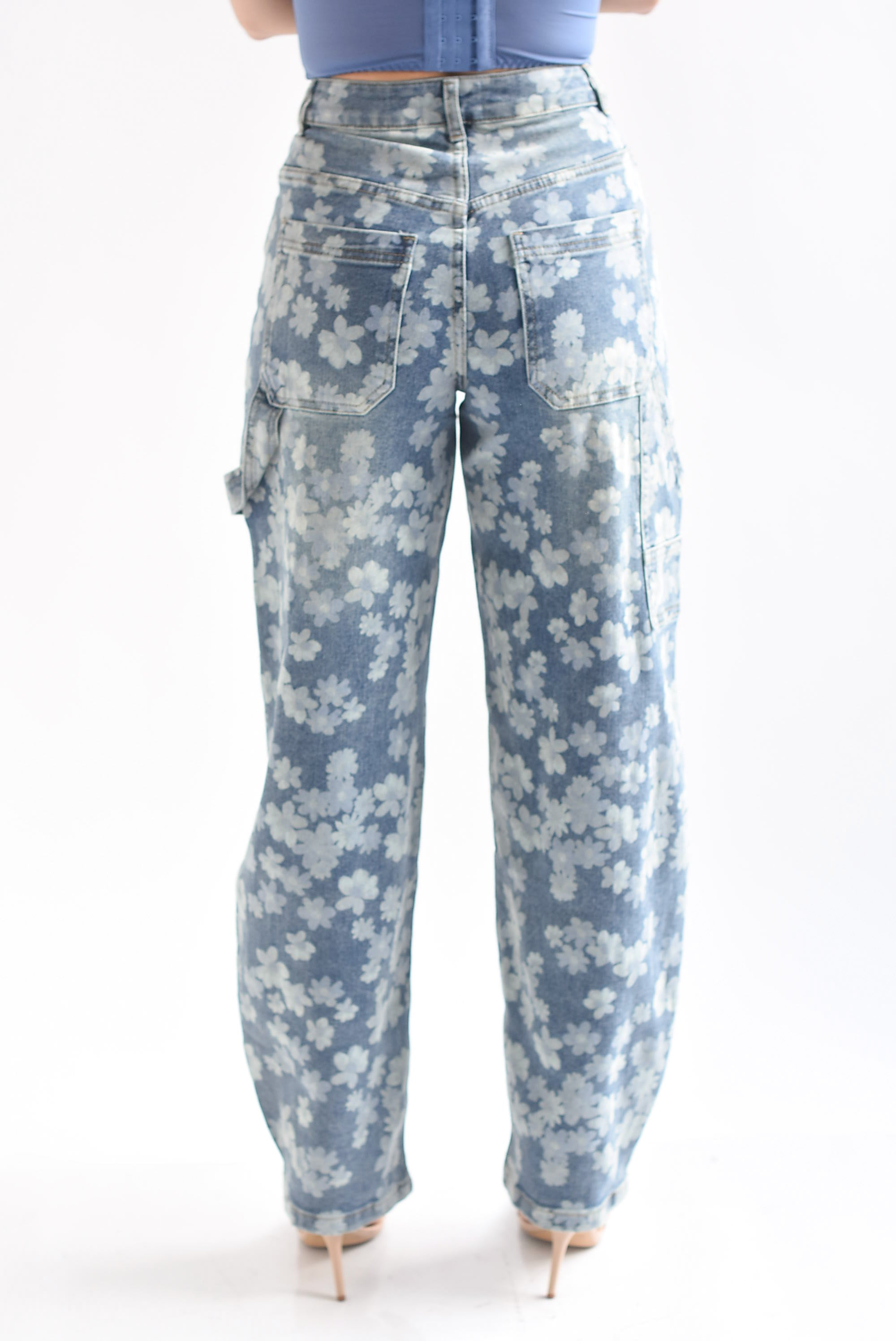 Jeans barrel flores blancas