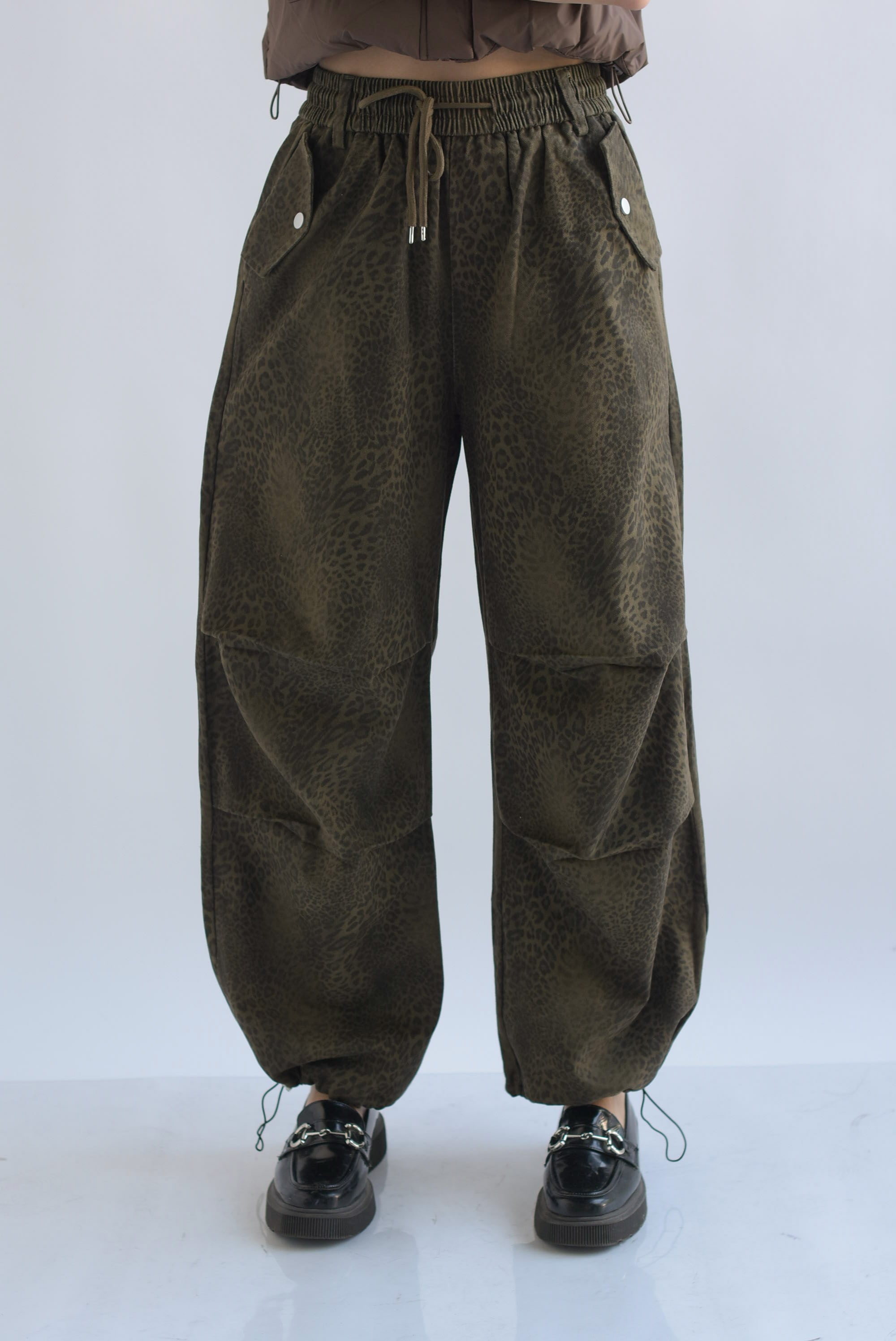 Pantalón globo leopardo denim Verde Olivo
