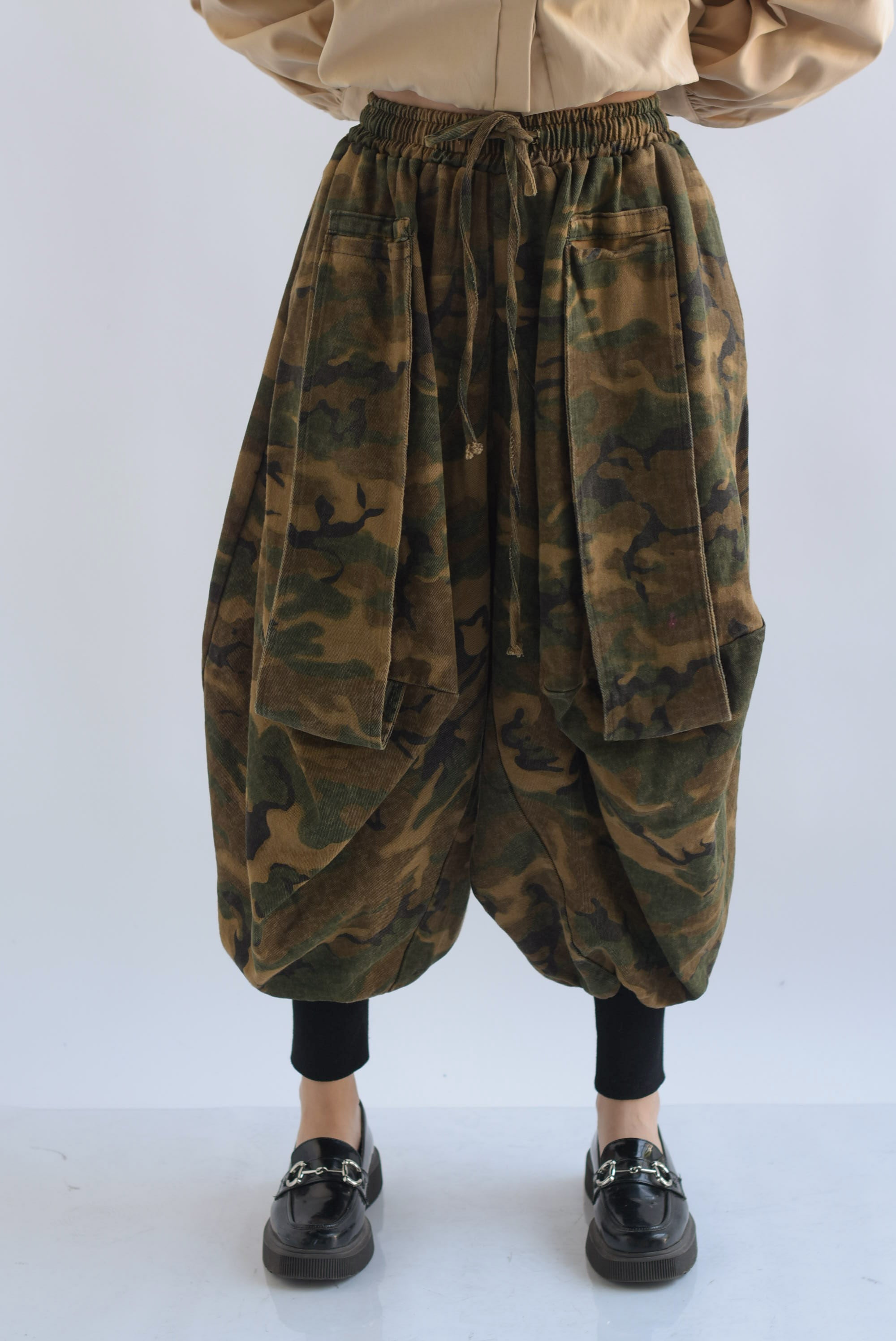 Pantalón globo tobillos elásticos Denim Camuflaje