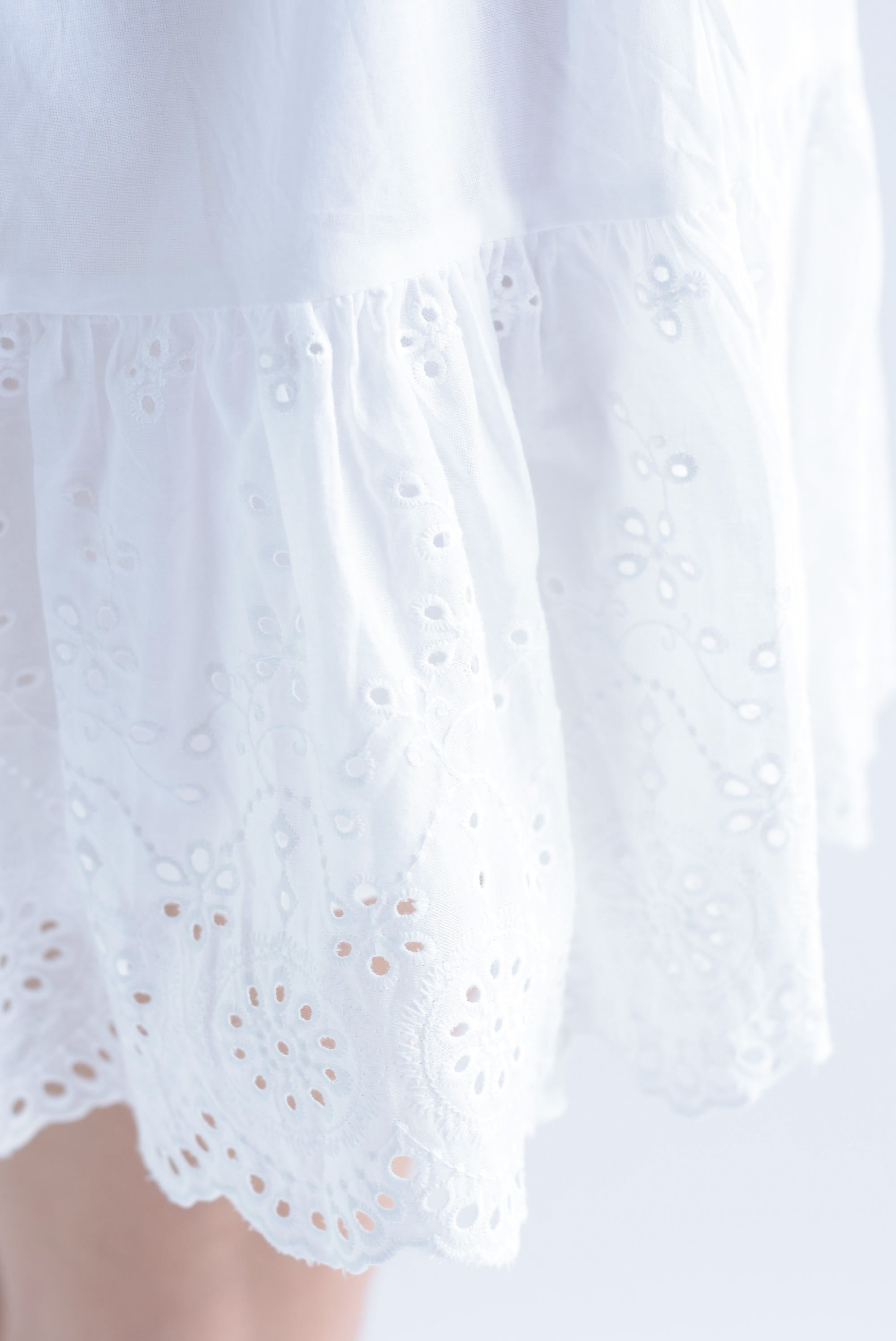 Vestido corto olán tira bordada Blanco