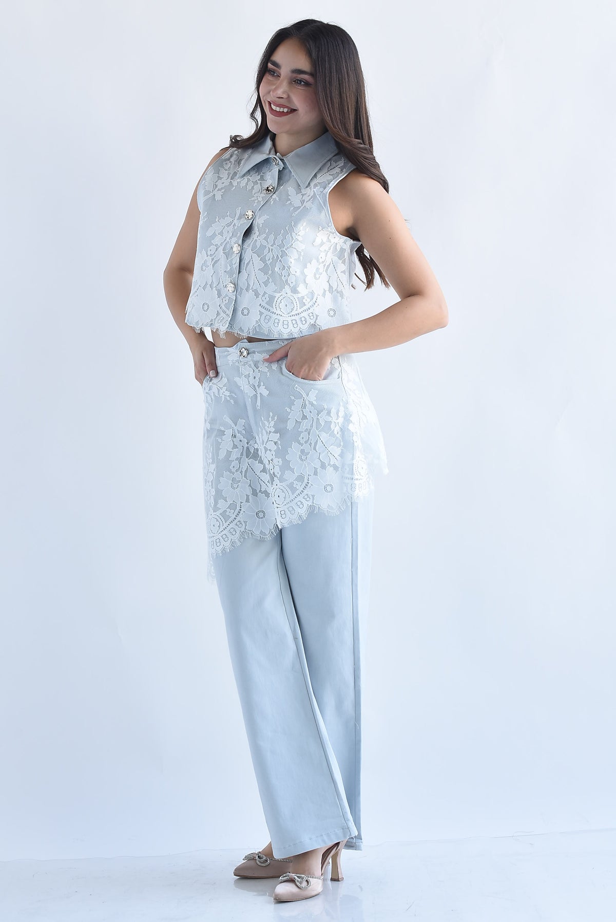 Set Jeans pareo y Blusa Denim con encaje en sobreposición