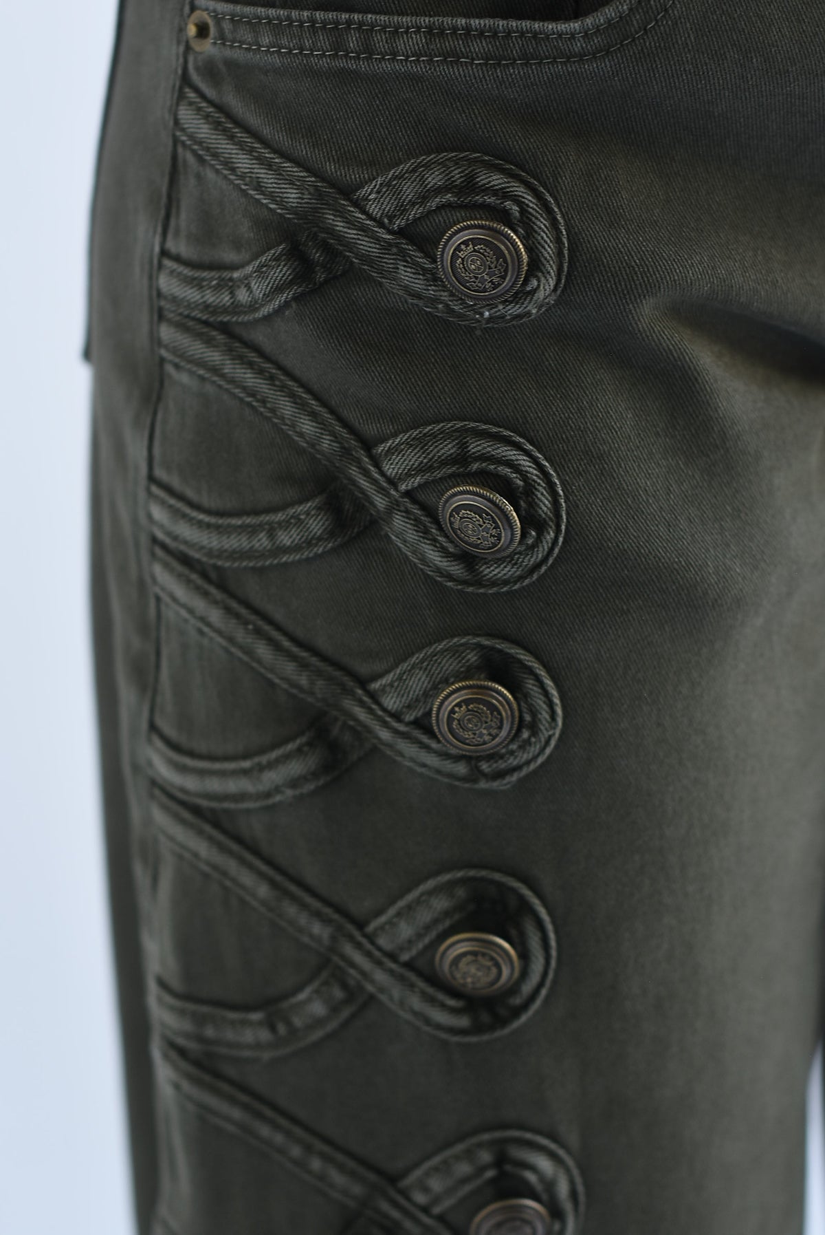 Jeans barrel militar trenzado botón dorado