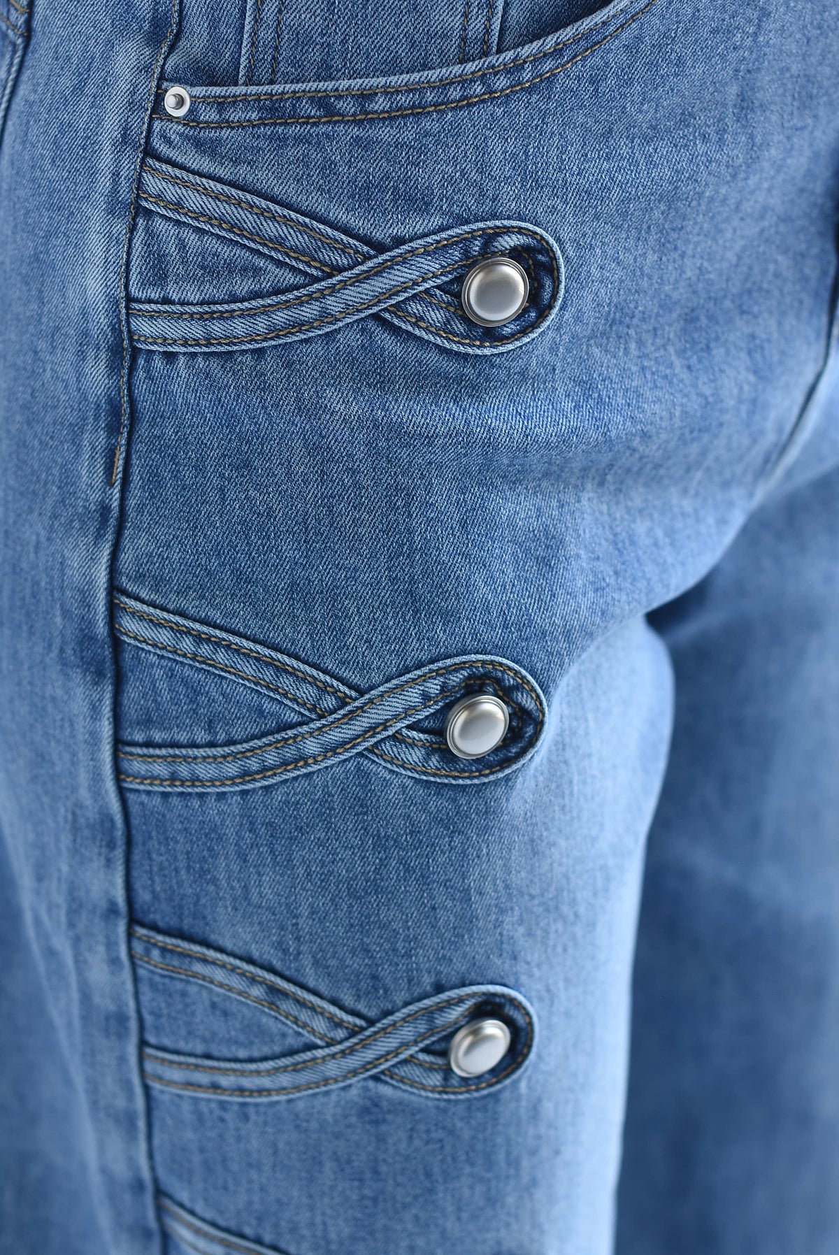 Jeans barrel militar trenzado botón plata