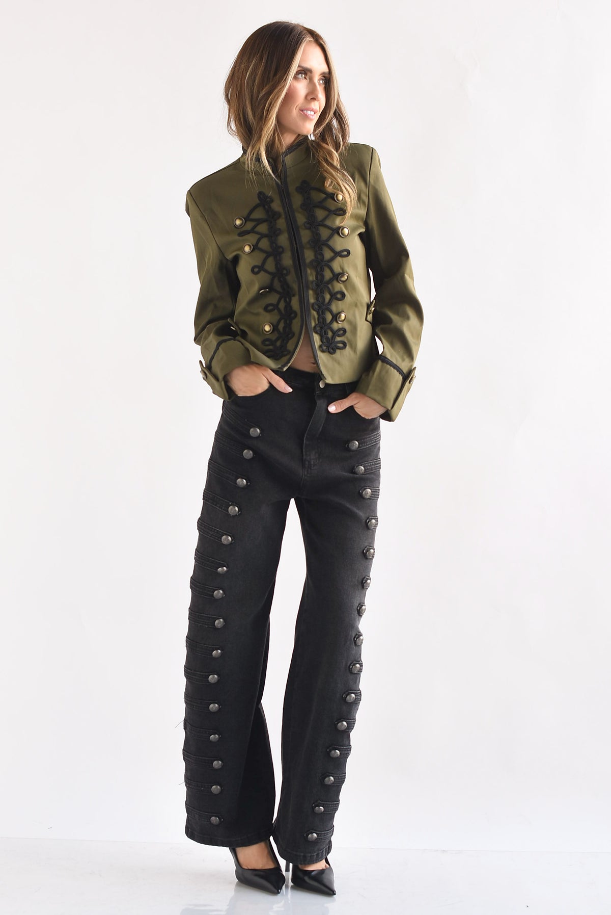 Jeans barrel militar botón plata