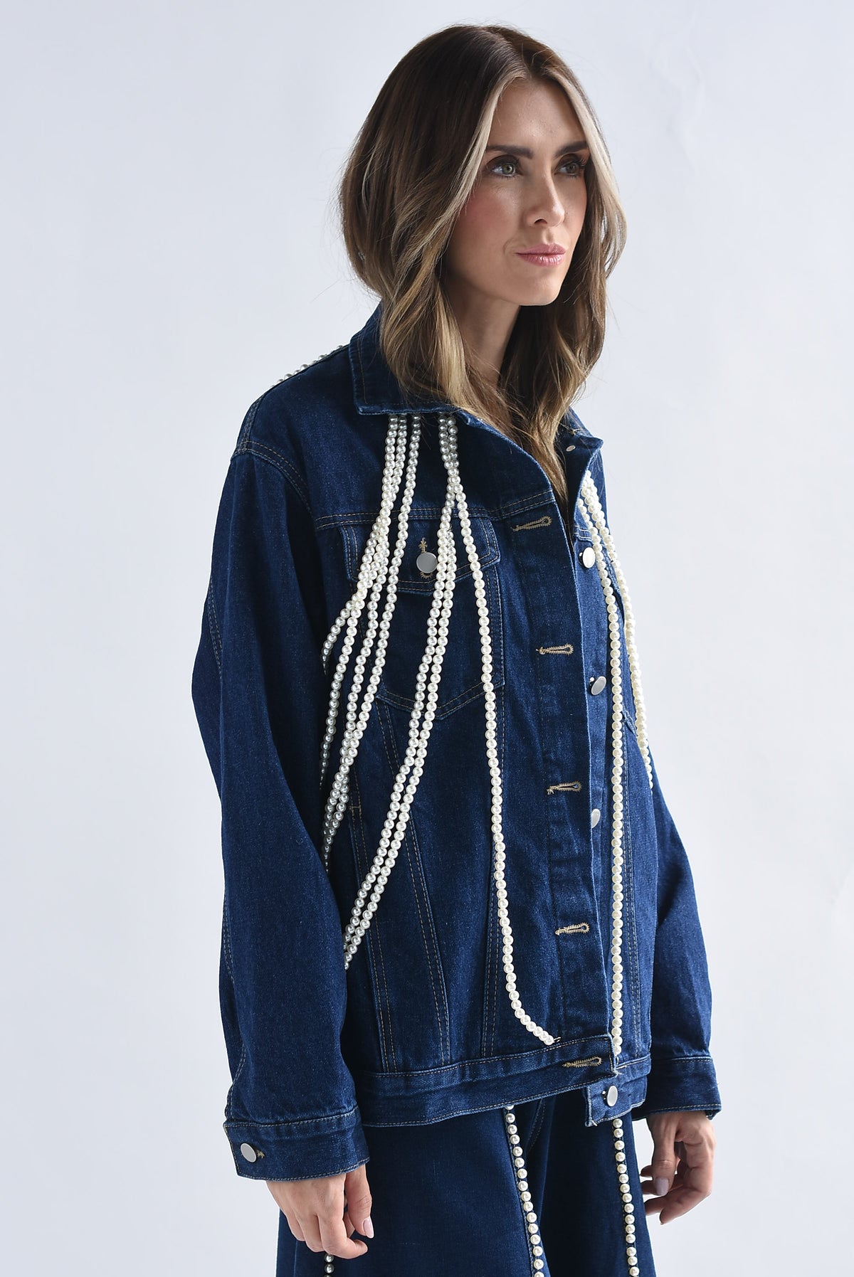 Chamarra Denim flecos perlas