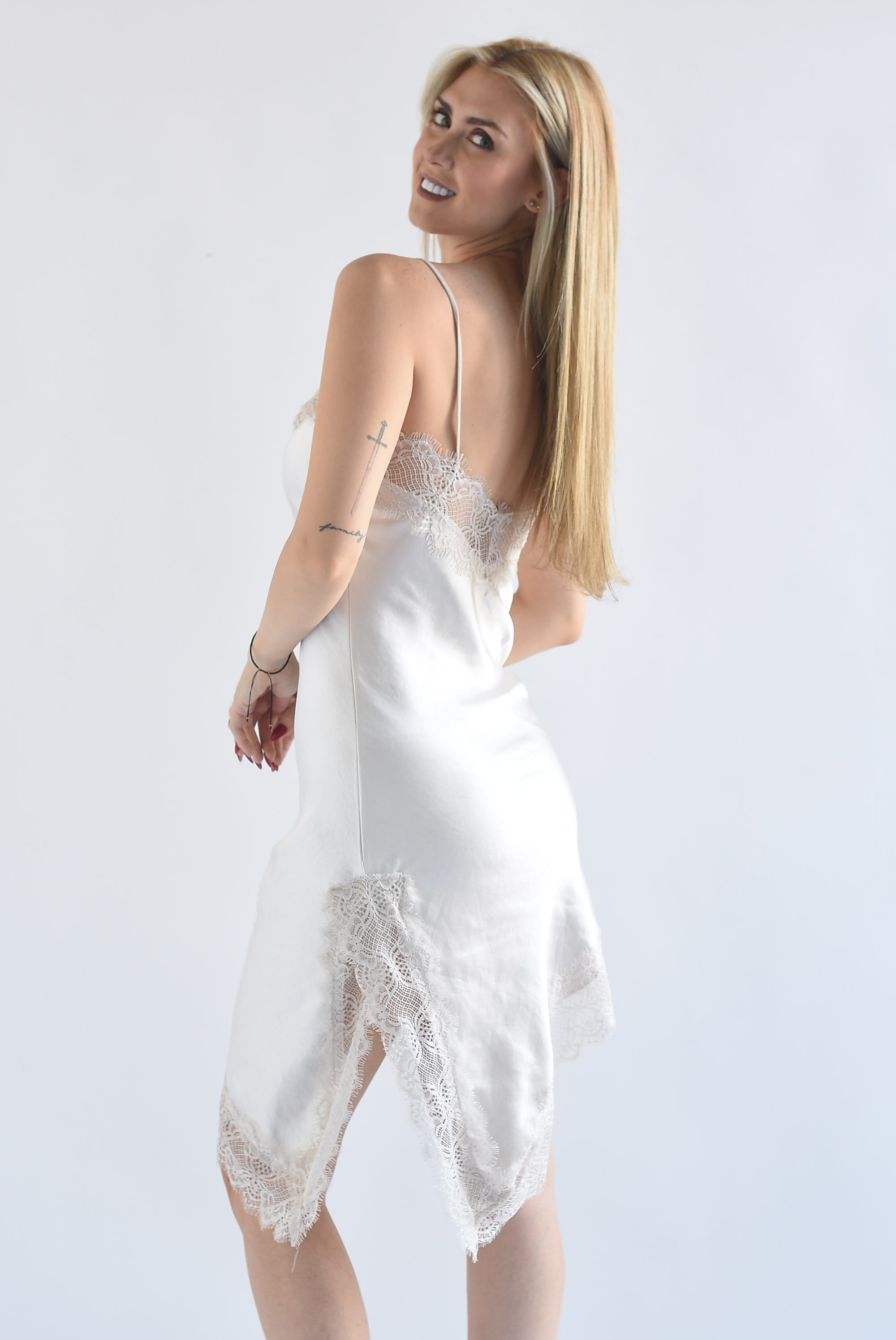 Vestido lencero asimétrico encaje pastel