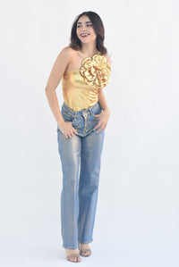 Fashion Styled Blusa con Flor 3D Foil Dorada