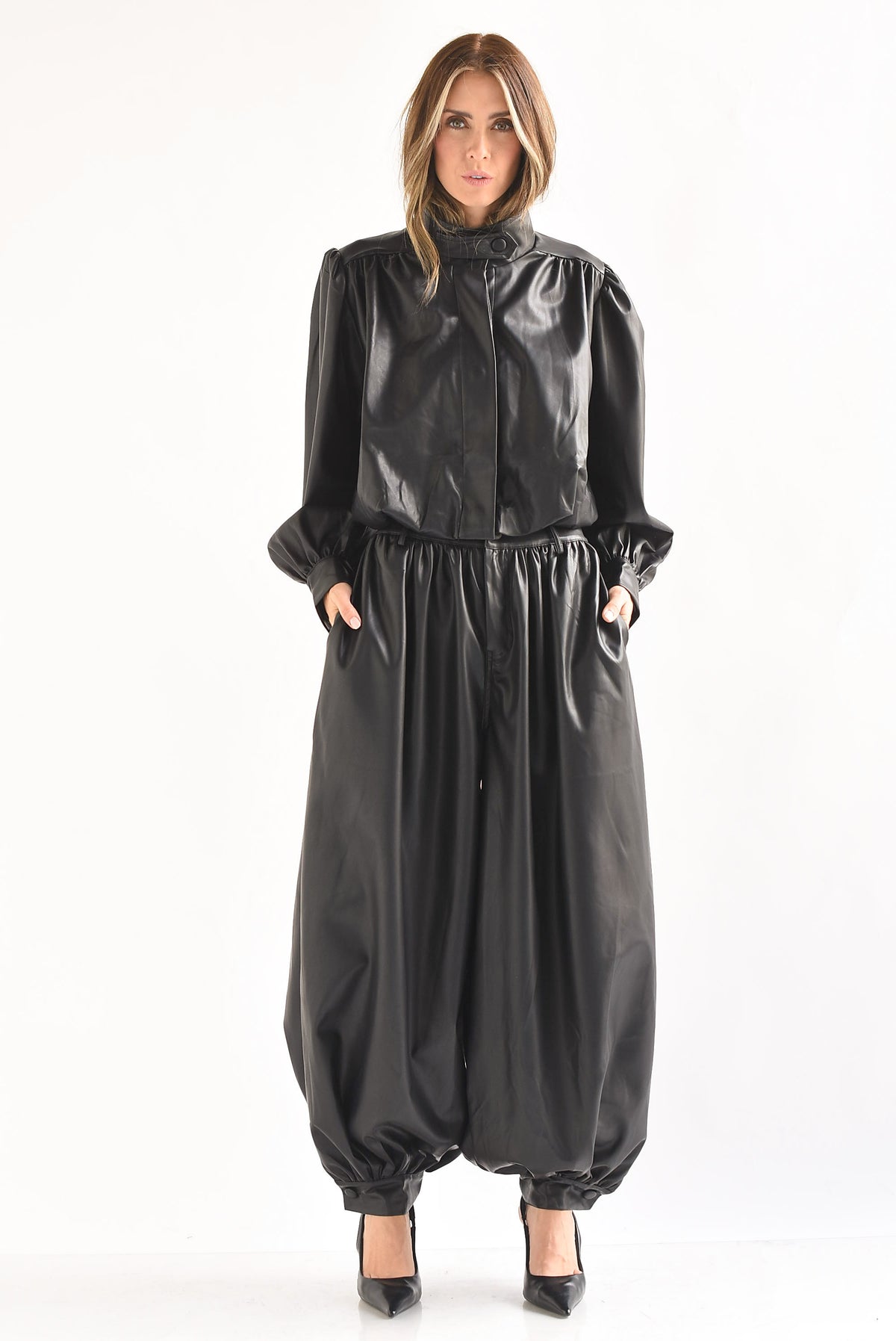 Set Pantalón maxi globo y Chamarra crop vinipiel