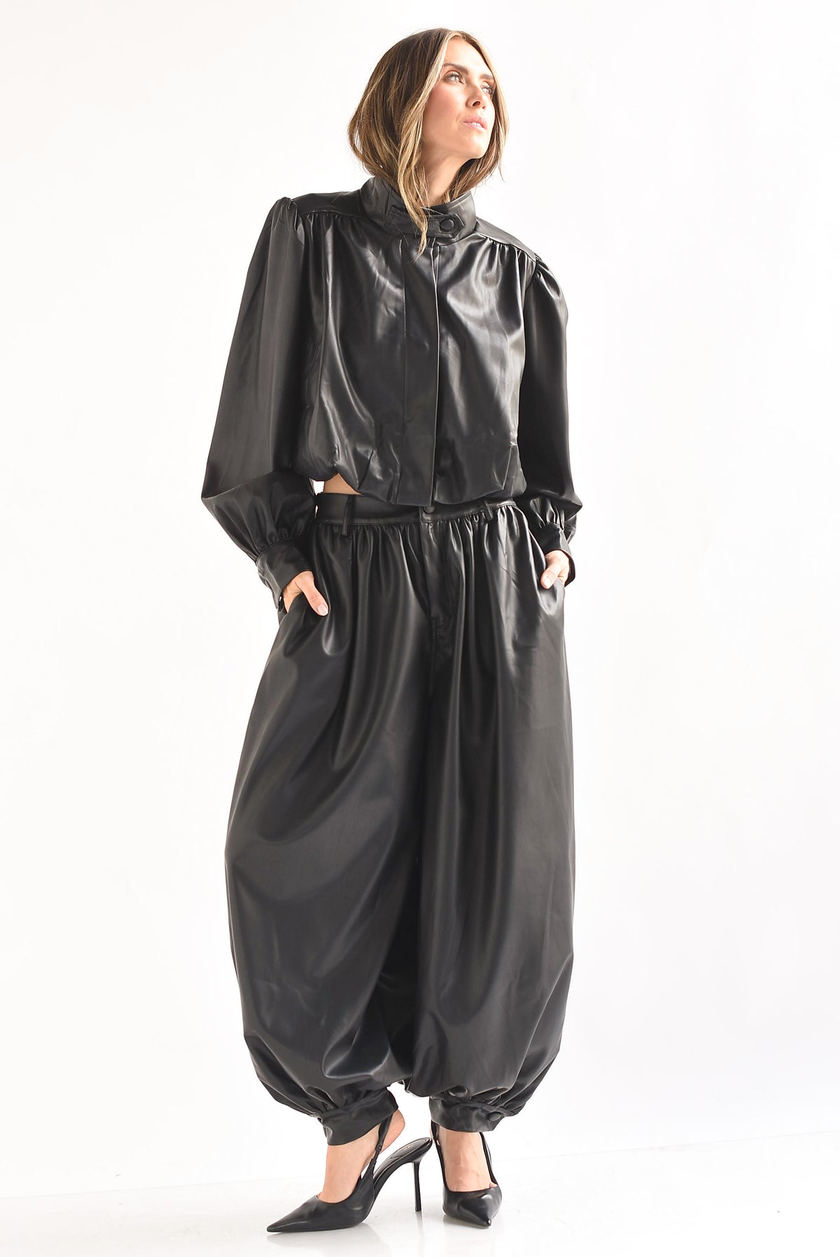 Set Pantalón maxi globo y Chamarra crop vinipiel