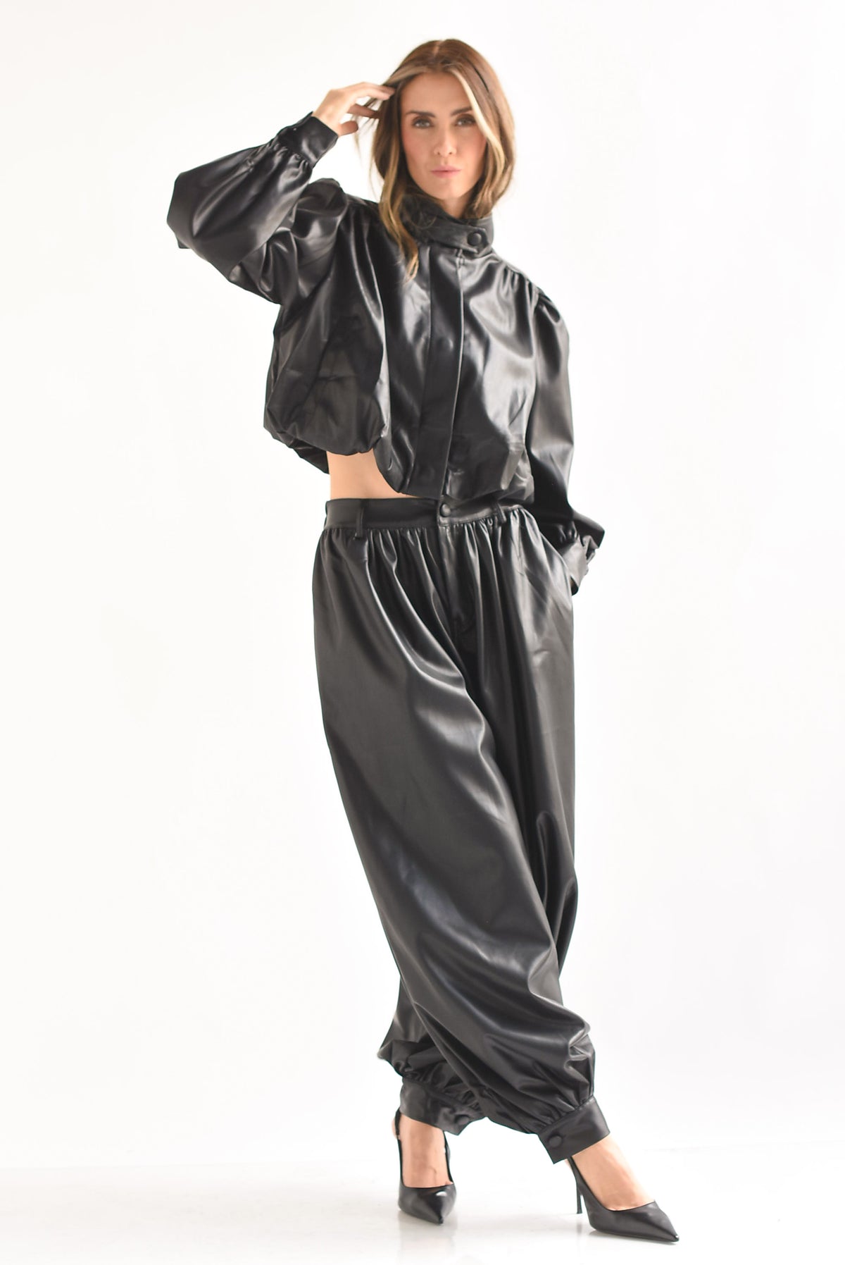 Set Pantalón maxi globo y Chamarra crop vinipiel