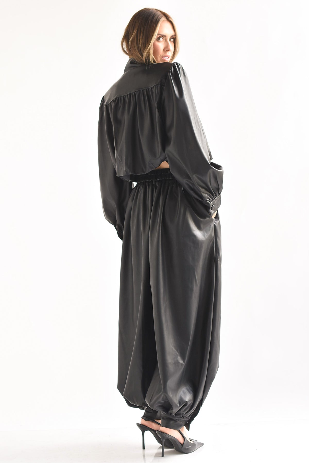 Set Pantalón maxi globo y Chamarra crop vinipiel