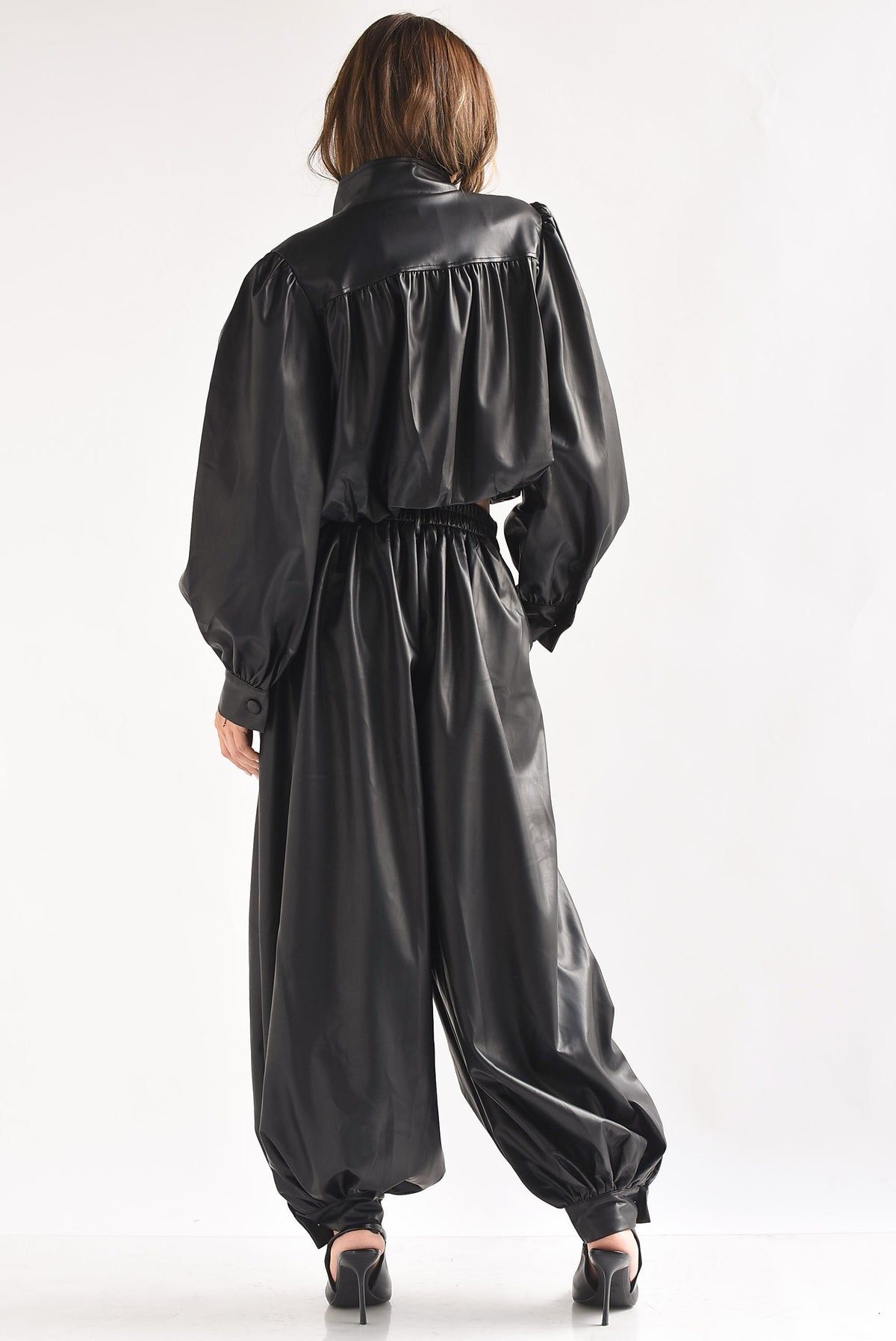 Set Pantalón maxi globo y Chamarra crop vinipiel