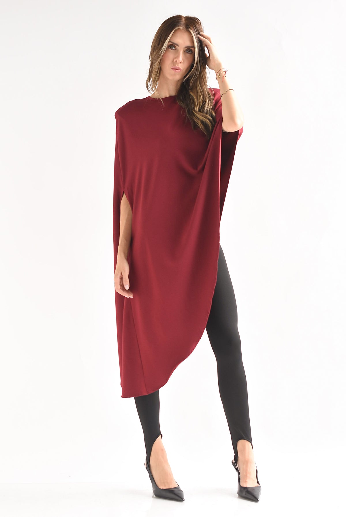 Blusa asimétrica tipo capa hombreras