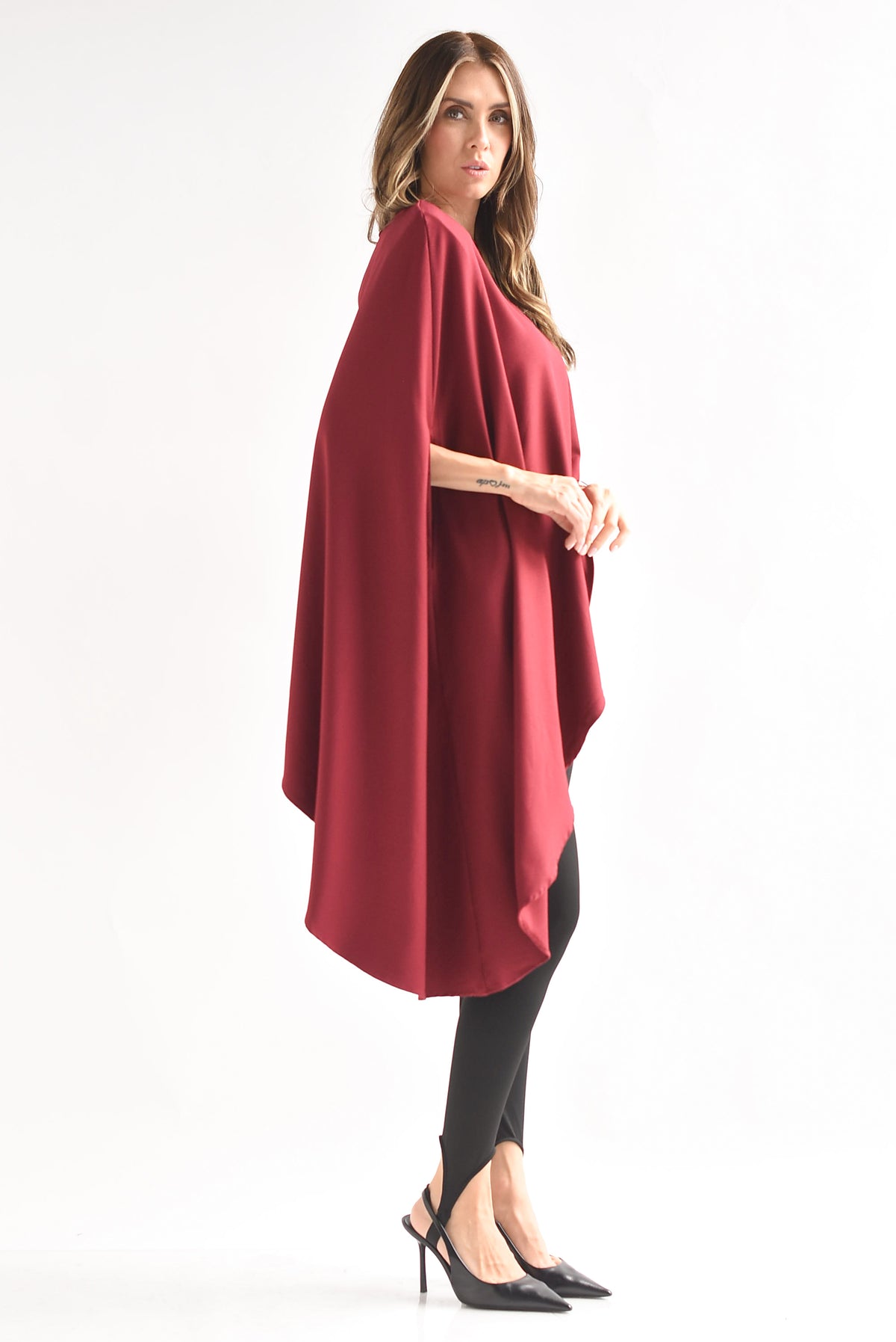 Blusa asimétrica tipo capa hombreras