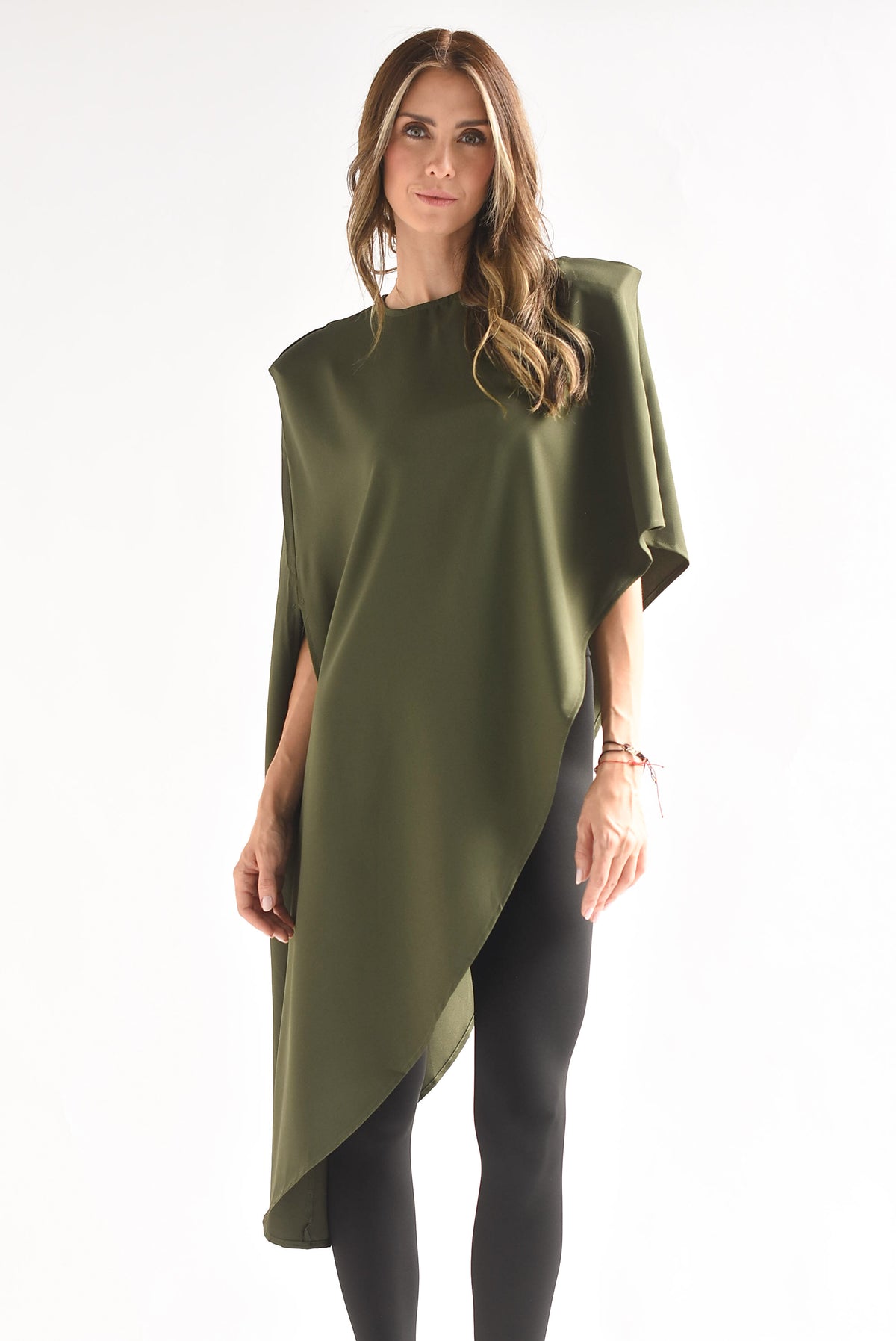 Blusa asimétrica tipo capa hombreras