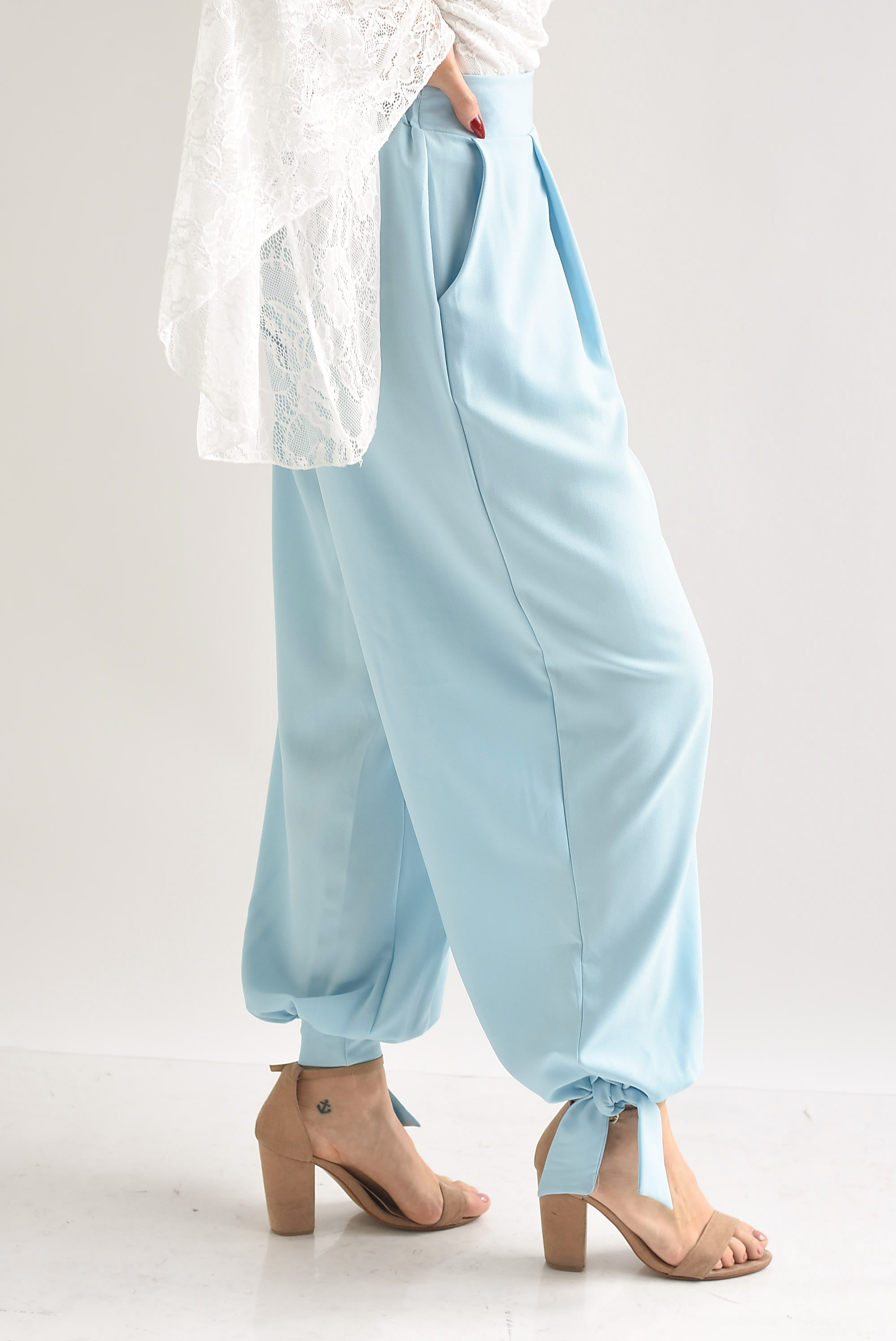 Pantalón globo tobillos anchos cinta