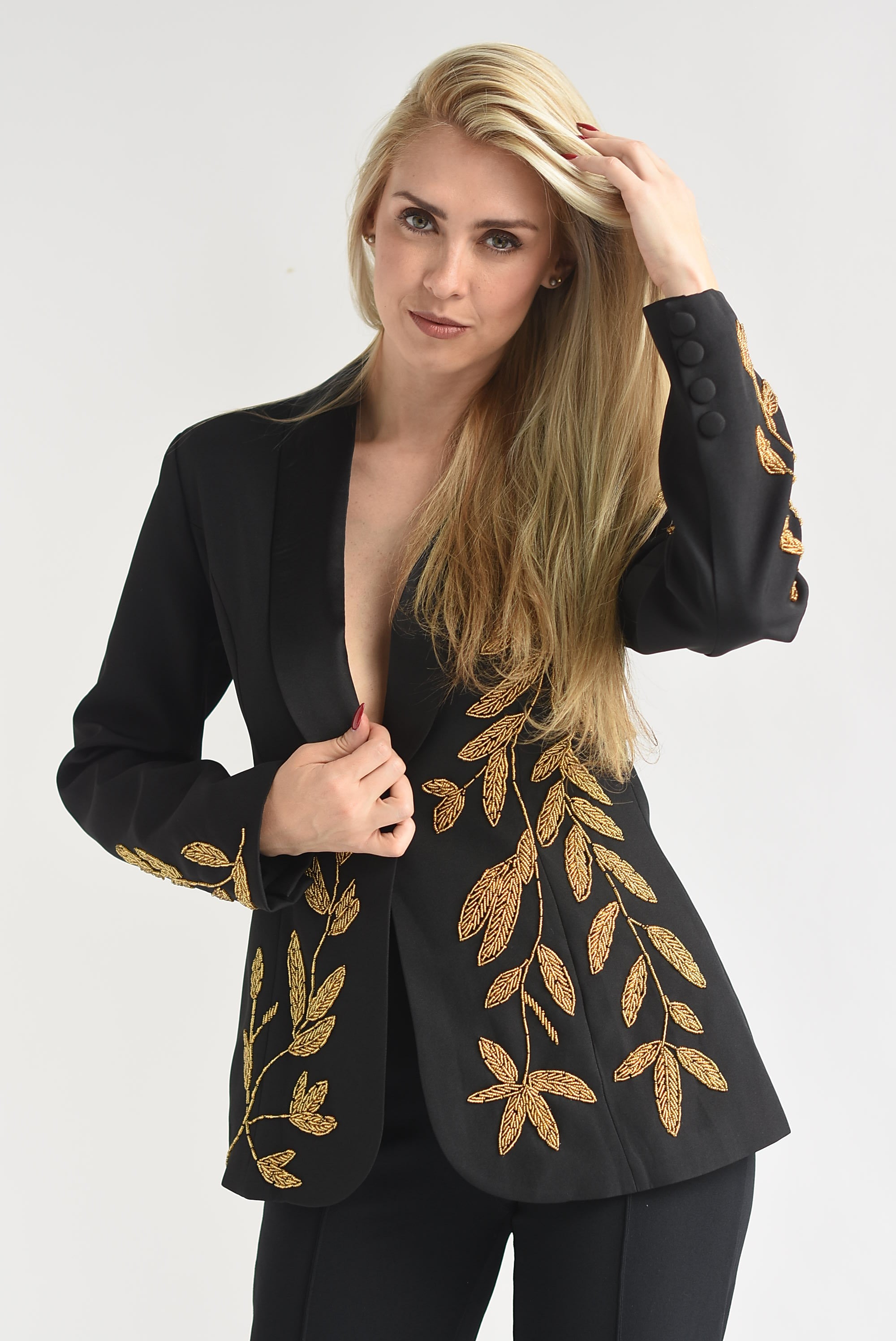 Blazer cuello smoking bordado hojas